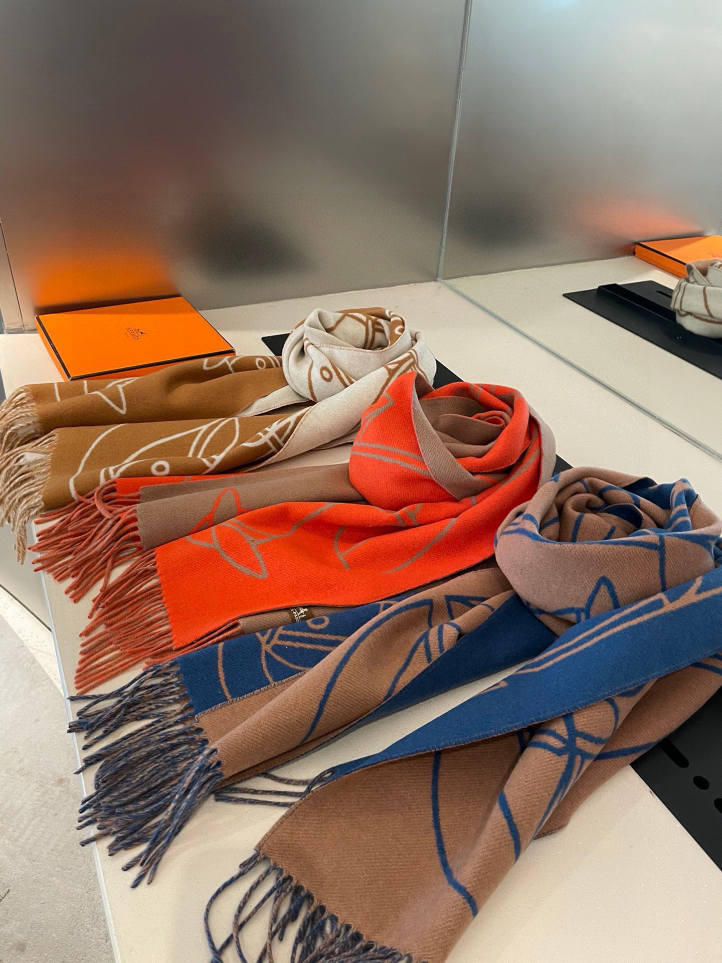 P爱马仕新款 这款围巾采用细腻的撞色提花编织，呈现杰夫·麦克菲里奇（Geoff McFetridge）设