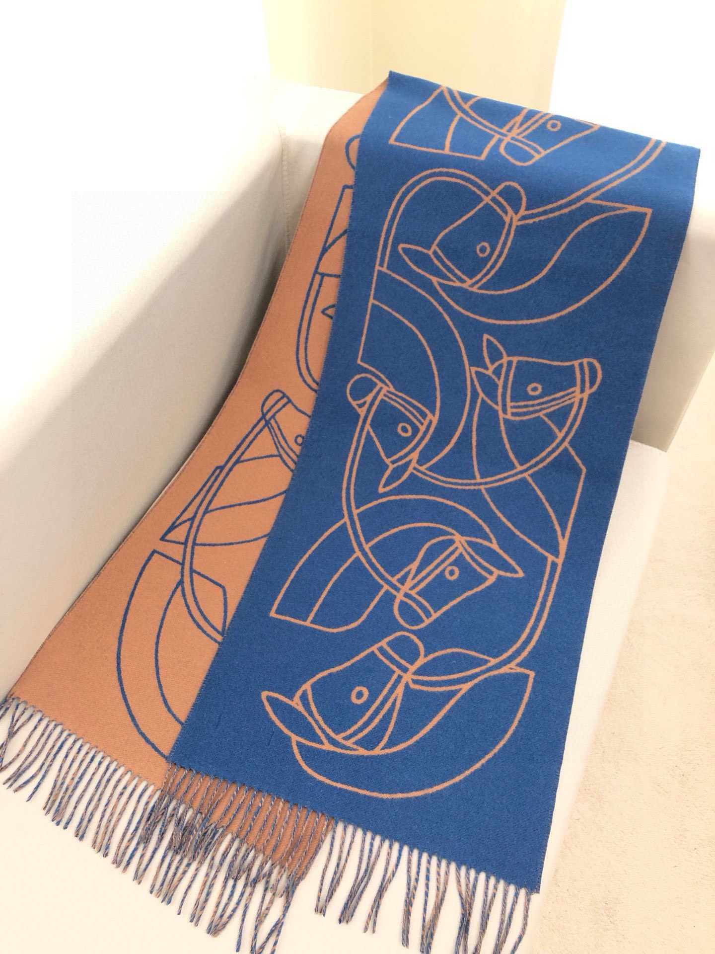 P爱马仕新款 这款围巾采用细腻的撞色提花编织，呈现杰夫·麦克菲里奇（Geoff McFetridge）设