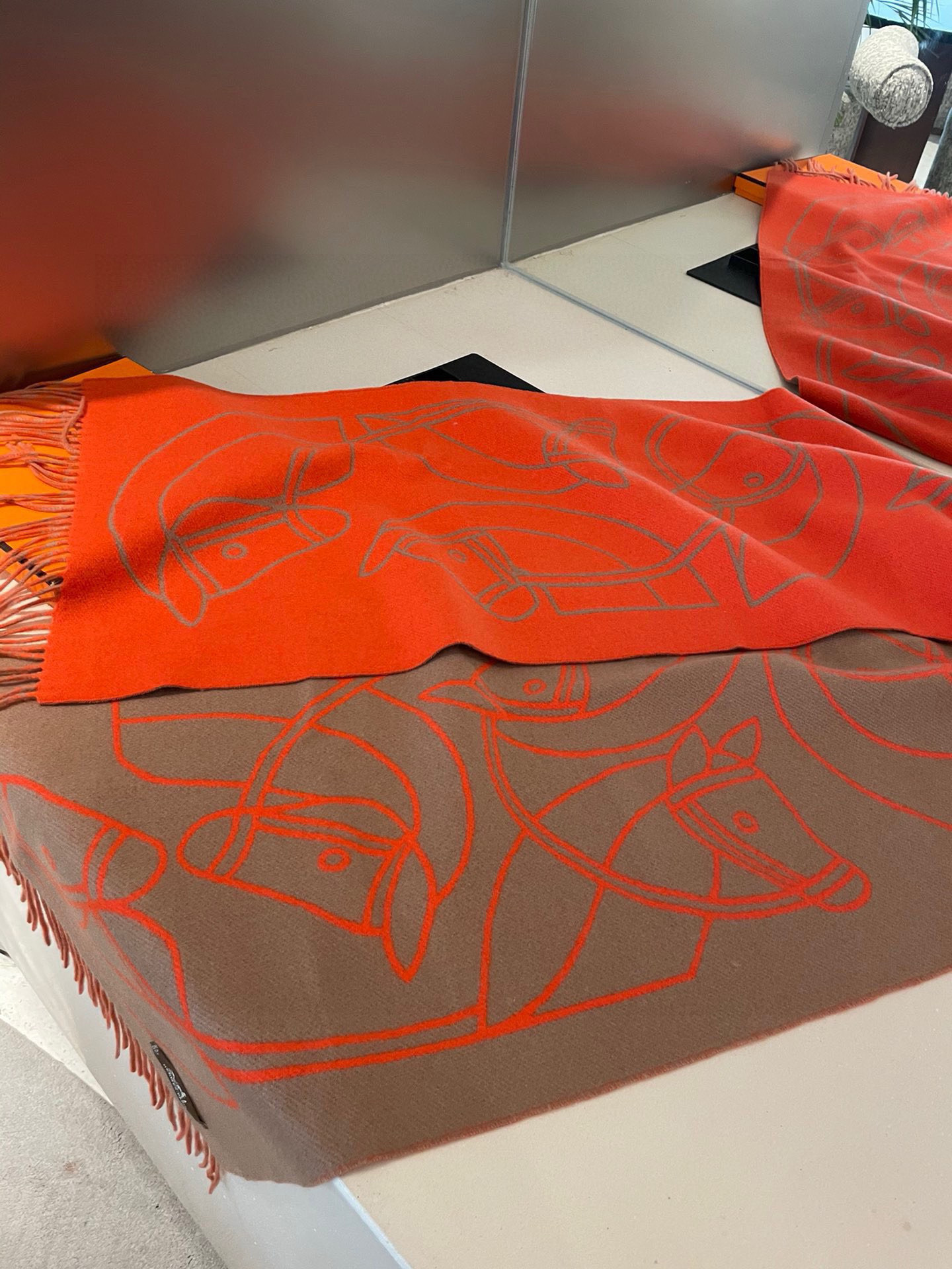 P爱马仕新款 这款围巾采用细腻的撞色提花编织，呈现杰夫·麦克菲里奇（Geoff McFetridge）设