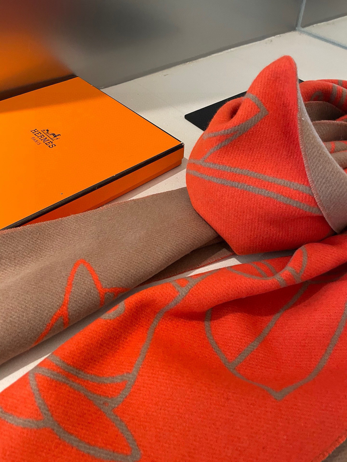 P爱马仕新款 这款围巾采用细腻的撞色提花编织，呈现杰夫·麦克菲里奇（Geoff McFetridge）设