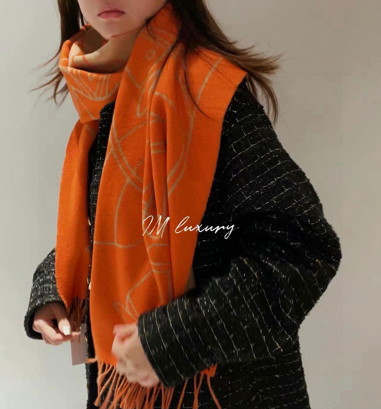 P爱马仕新款 这款围巾采用细腻的撞色提花编织，呈现杰夫·麦克菲里奇（Geoff McFetridge）设