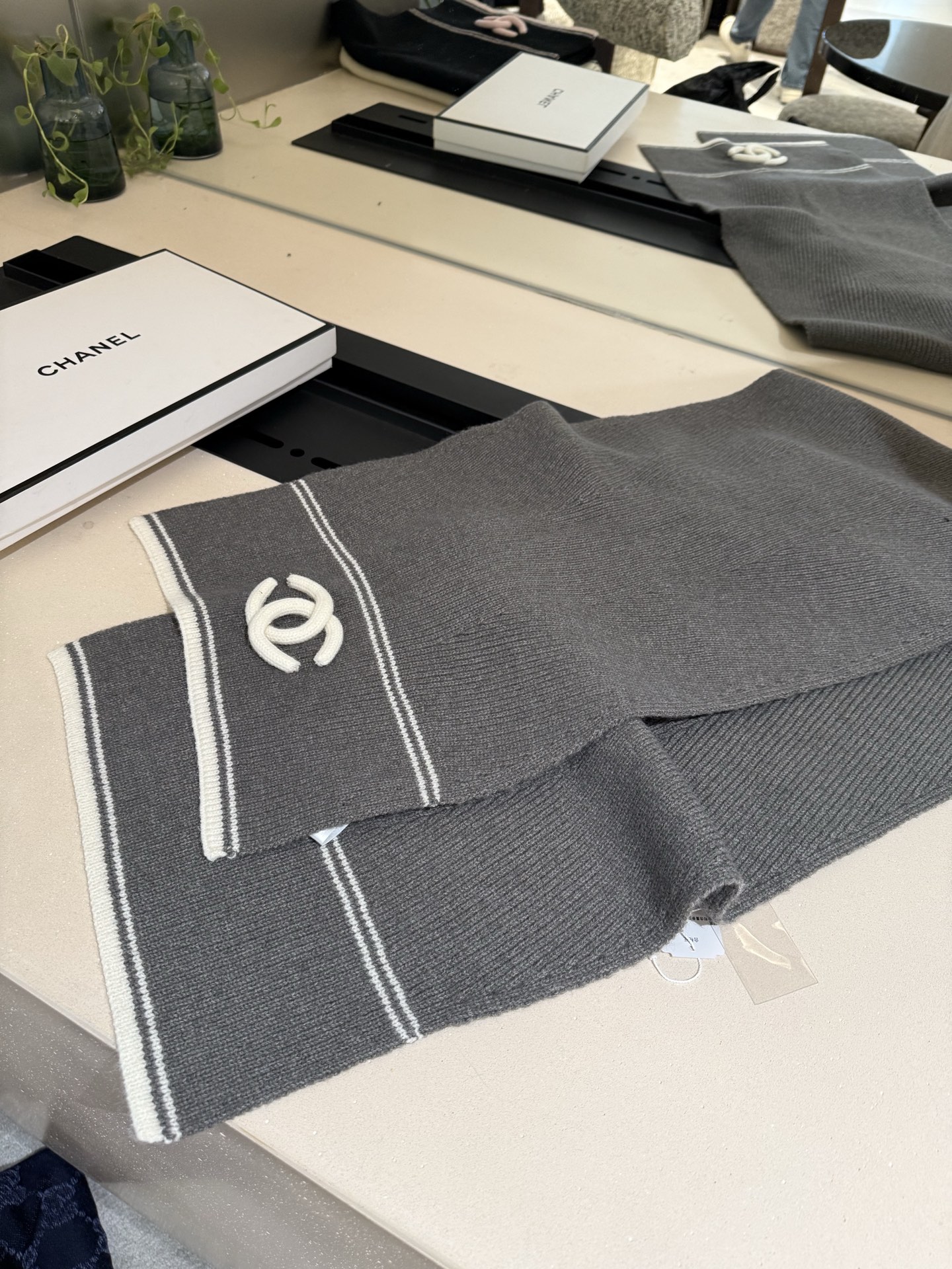 P王炸🔥 CHANEL 25B针织羊绒围巾，经典双C标志，米白配黑边、黑配粉边，深灰配米灰，配色高级又时