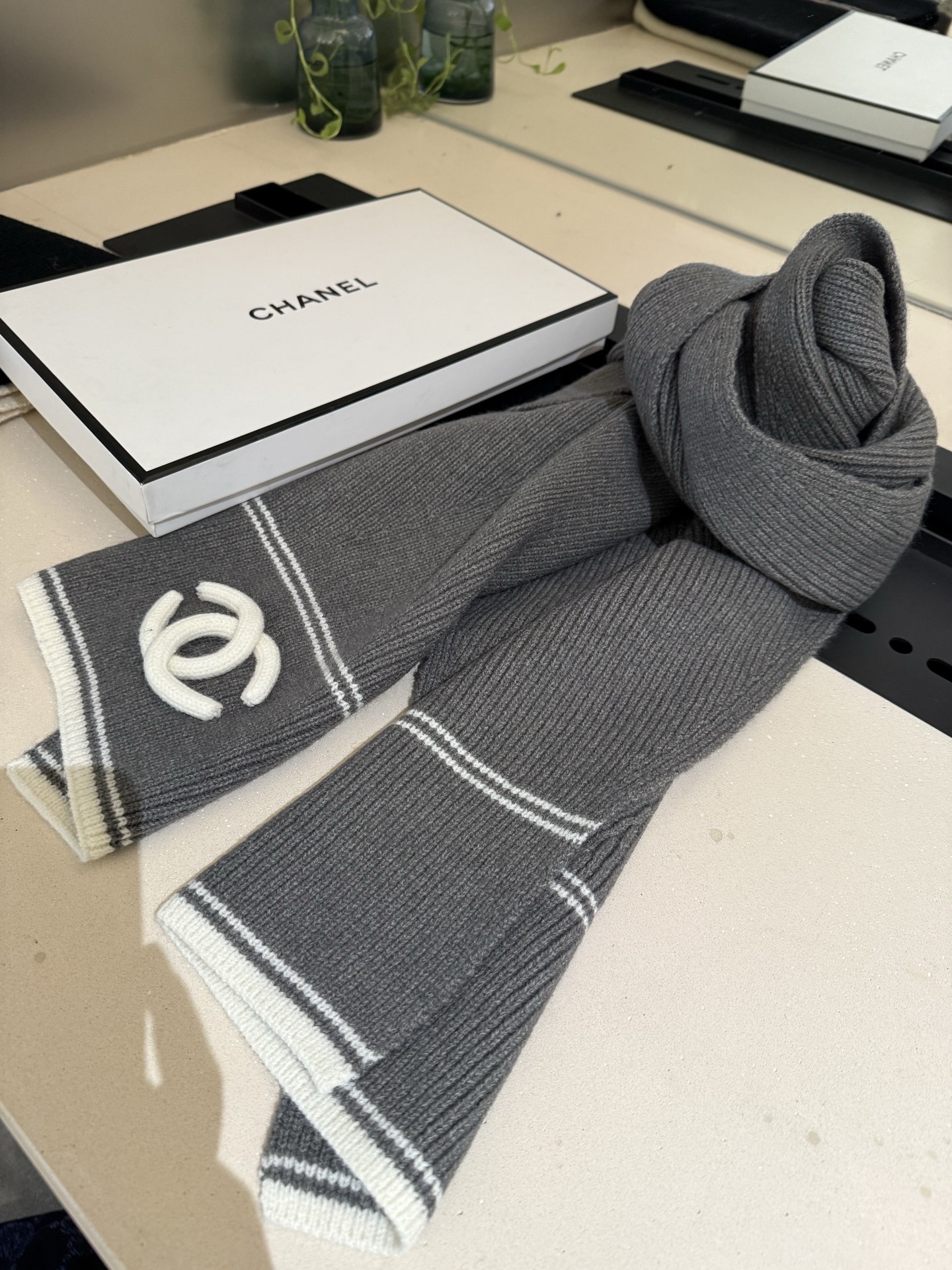 P王炸🔥 CHANEL 25B针织羊绒围巾，经典双C标志，米白配黑边、黑配粉边，深灰配米灰，配色高级又时