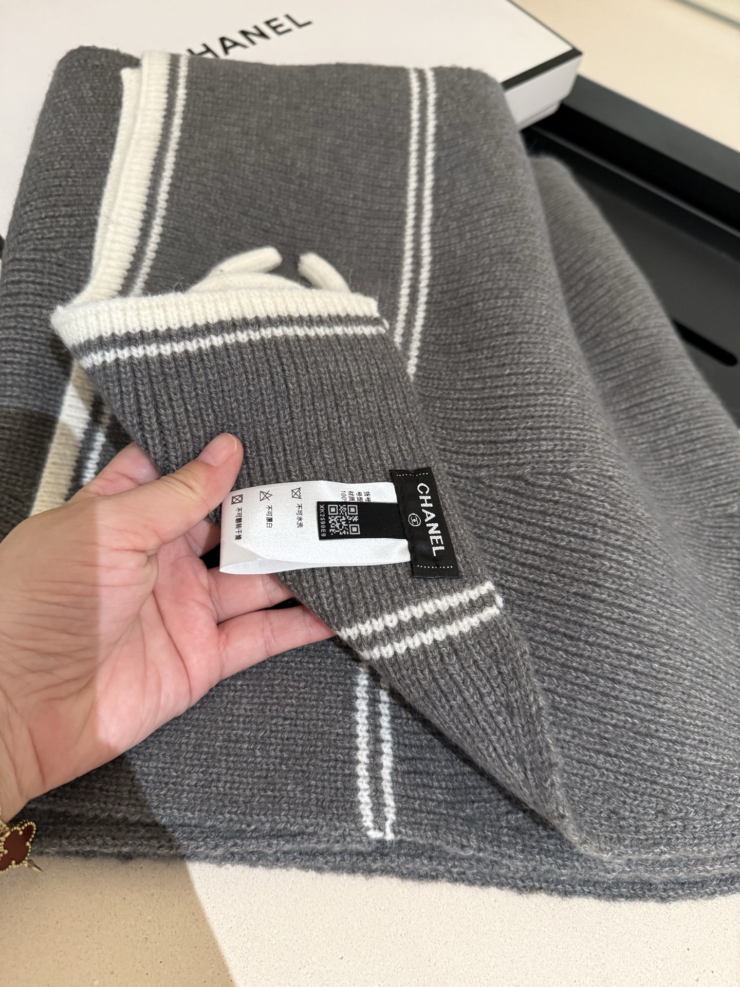 P王炸🔥 CHANEL 25B针织羊绒围巾，经典双C标志，米白配黑边、黑配粉边，深灰配米灰，配色高级又时