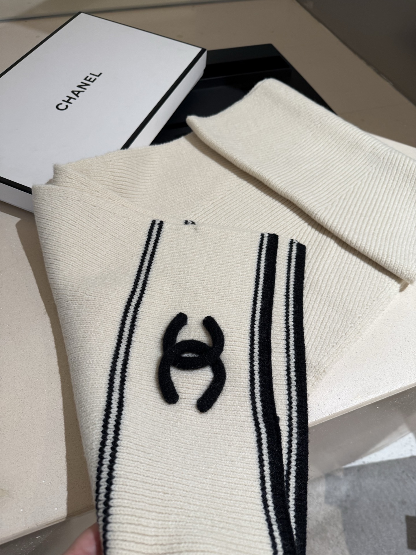 P王炸🔥 CHANEL 25B针织羊绒围巾，经典双C标志，米白配黑边、黑配粉边，深灰配米灰，配色高级又时