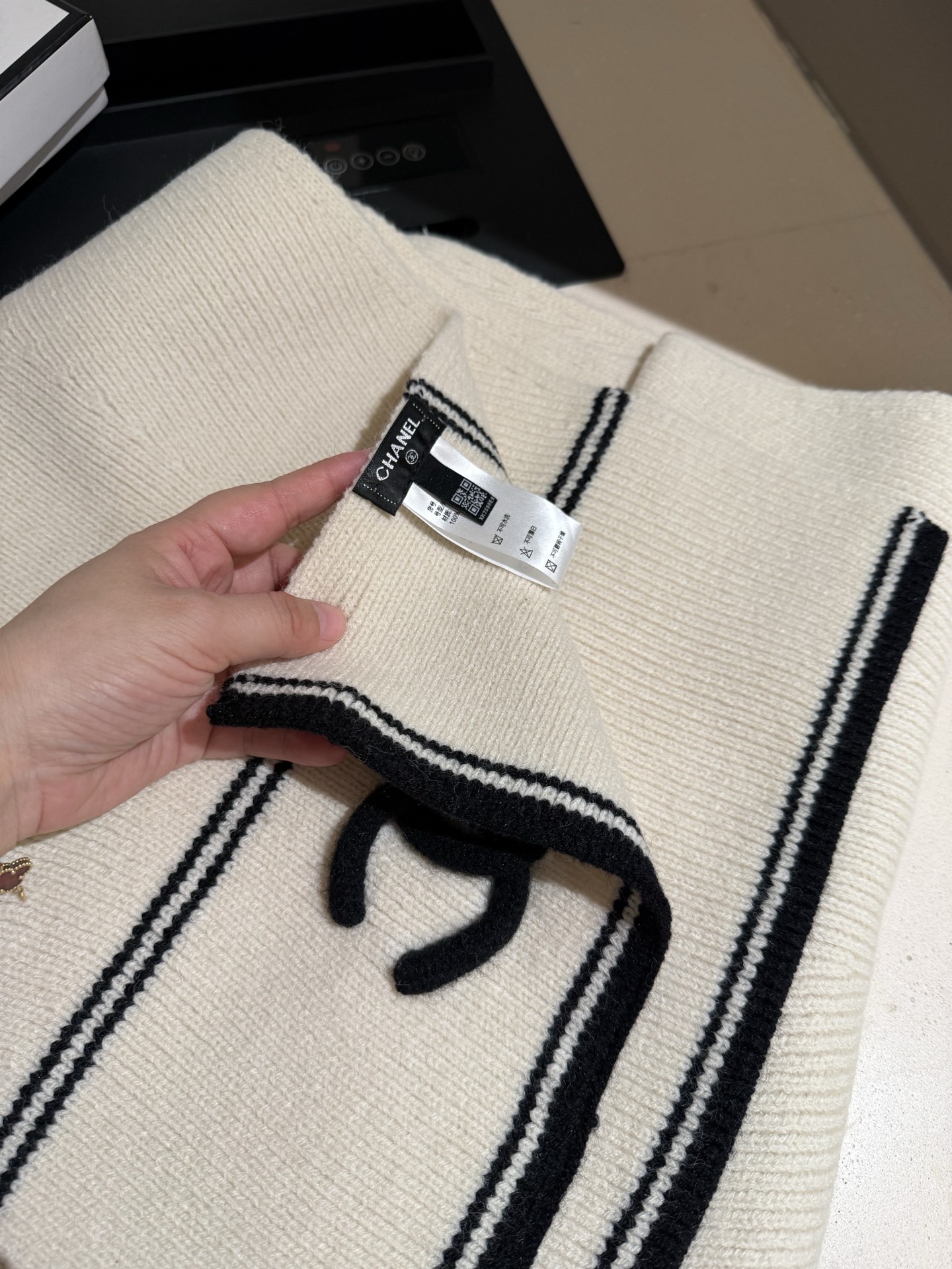 P王炸🔥 CHANEL 25B针织羊绒围巾，经典双C标志，米白配黑边、黑配粉边，深灰配米灰，配色高级又时