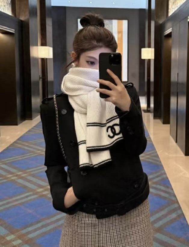 P王炸🔥 CHANEL 25B针织羊绒围巾，经典双C标志，米白配黑边、黑配粉边，深灰配米灰，配色高级又时