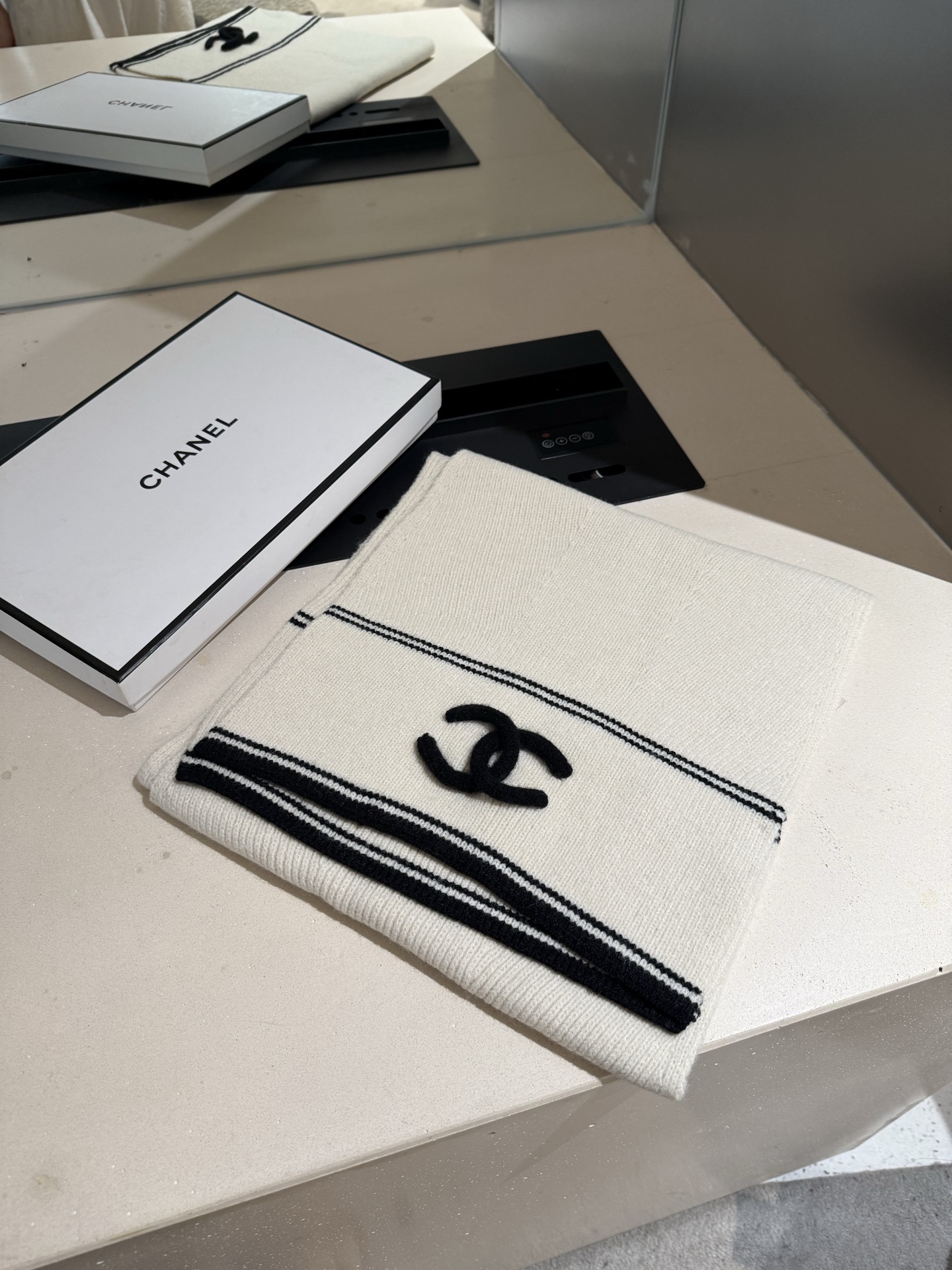 P王炸🔥 CHANEL 25B针织羊绒围巾，经典双C标志，米白配黑边、黑配粉边，深灰配米灰，配色高级又时