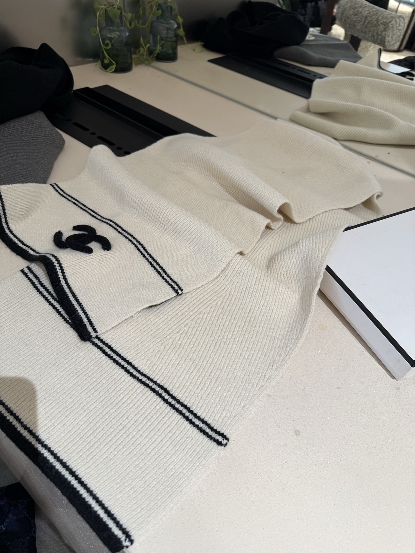 P王炸🔥 CHANEL 25B针织羊绒围巾，经典双C标志，米白配黑边、黑配粉边，深灰配米灰，配色高级又时