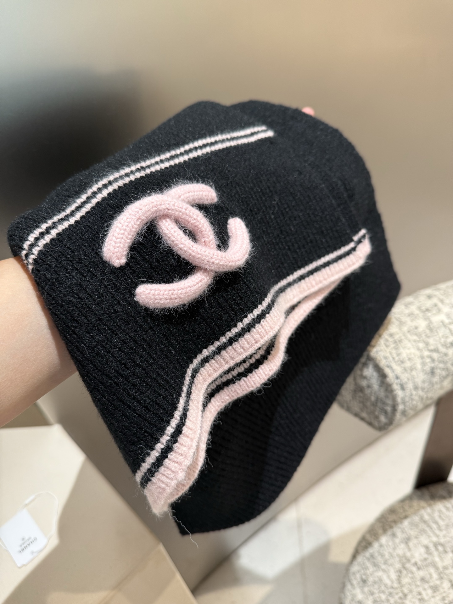 P王炸🔥 CHANEL 25B针织羊绒围巾，经典双C标志，米白配黑边、黑配粉边，深灰配米灰，配色高级又时