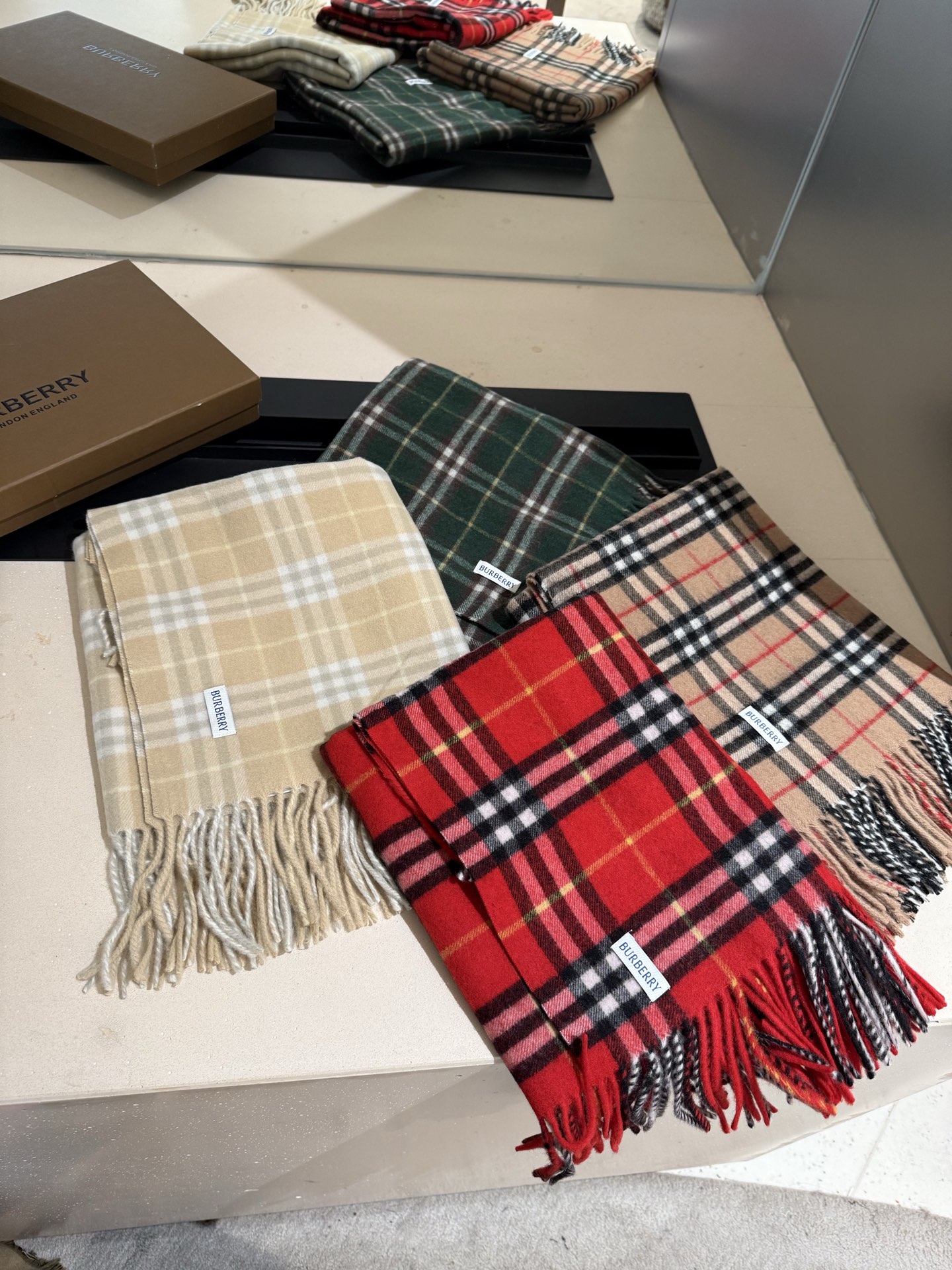 P【B家蜈蚣巾】金靖同款新品到货！顶级羊绒毛，最新款男女通用情侣款👫重磅推荐💥 经典的格子，永不过时🔥非