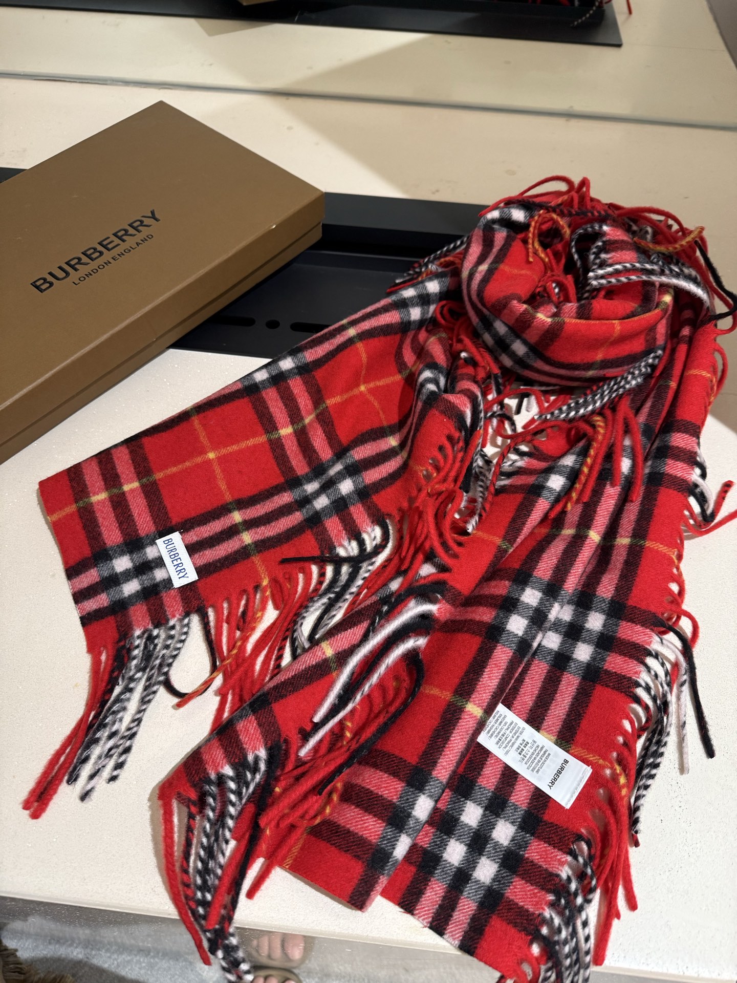 P【B家蜈蚣巾】金靖同款新品到货！顶级羊绒毛，最新款男女通用情侣款👫重磅推荐💥 经典的格子，永不过时🔥非