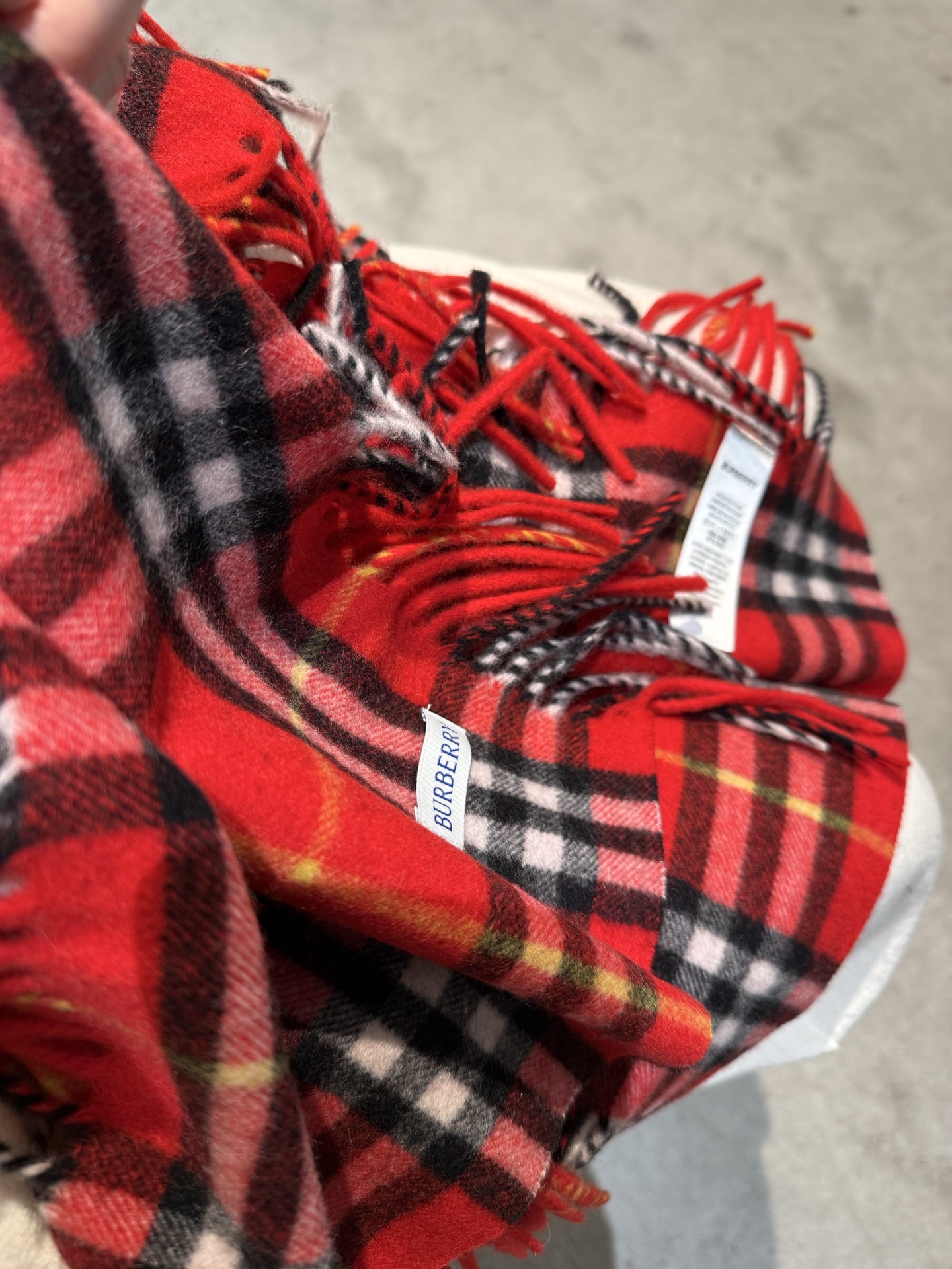 P【B家蜈蚣巾】金靖同款新品到货！顶级羊绒毛，最新款男女通用情侣款👫重磅推荐💥 经典的格子，永不过时🔥非