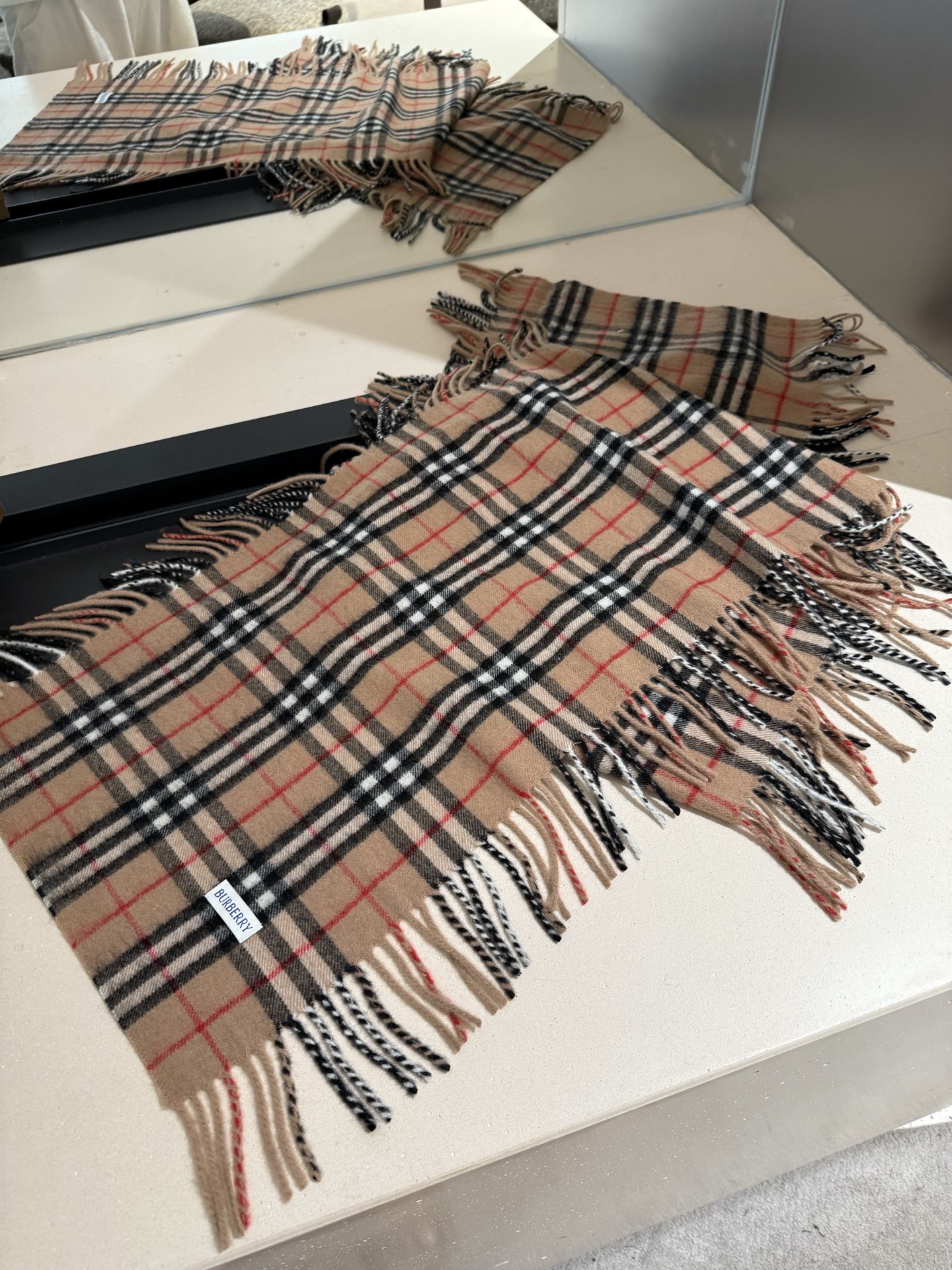 P【B家蜈蚣巾】金靖同款新品到货！顶级羊绒毛，最新款男女通用情侣款👫重磅推荐💥 经典的格子，永不过时🔥非