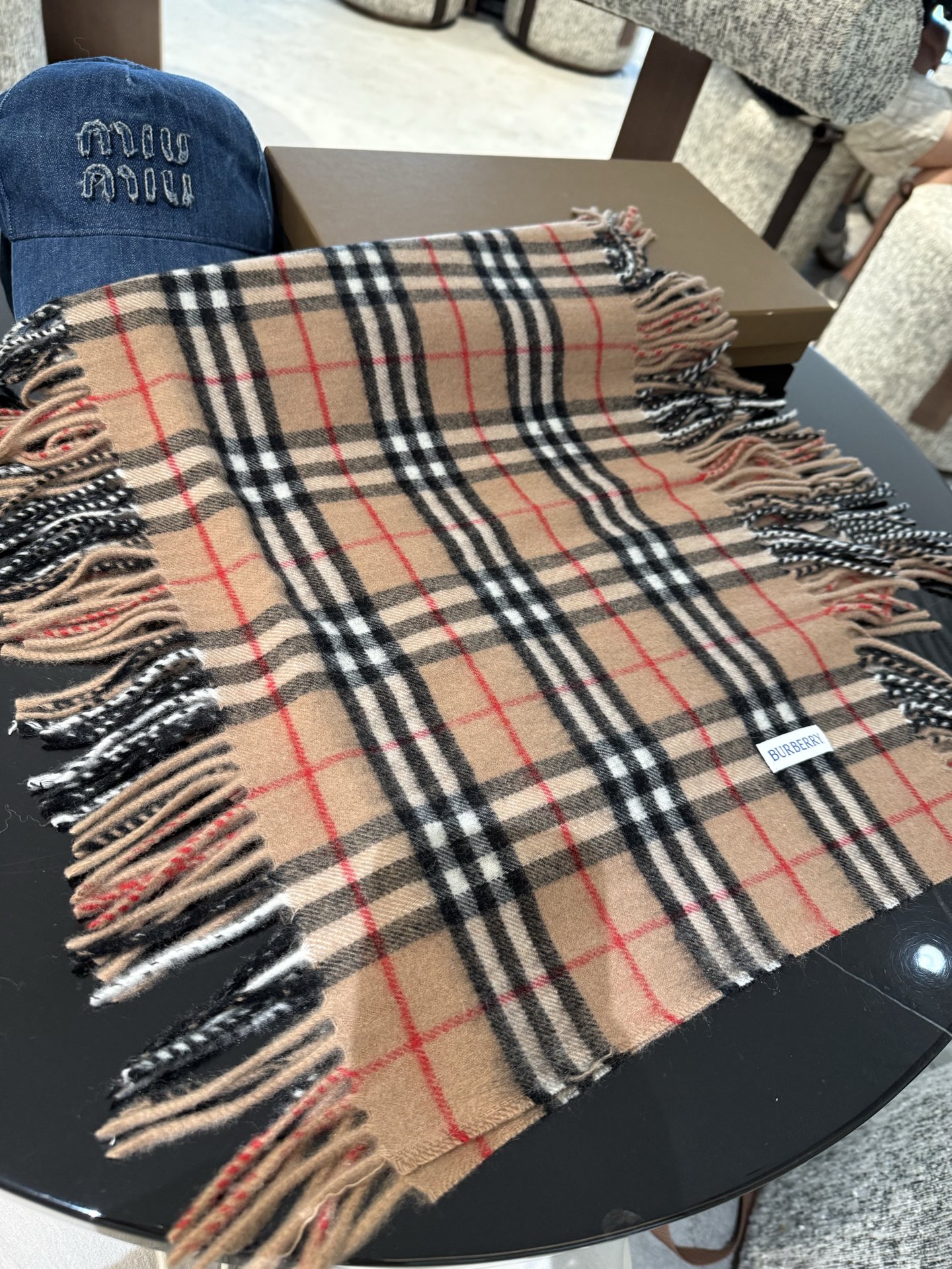 P【B家蜈蚣巾】金靖同款新品到货！顶级羊绒毛，最新款男女通用情侣款👫重磅推荐💥 经典的格子，永不过时🔥非