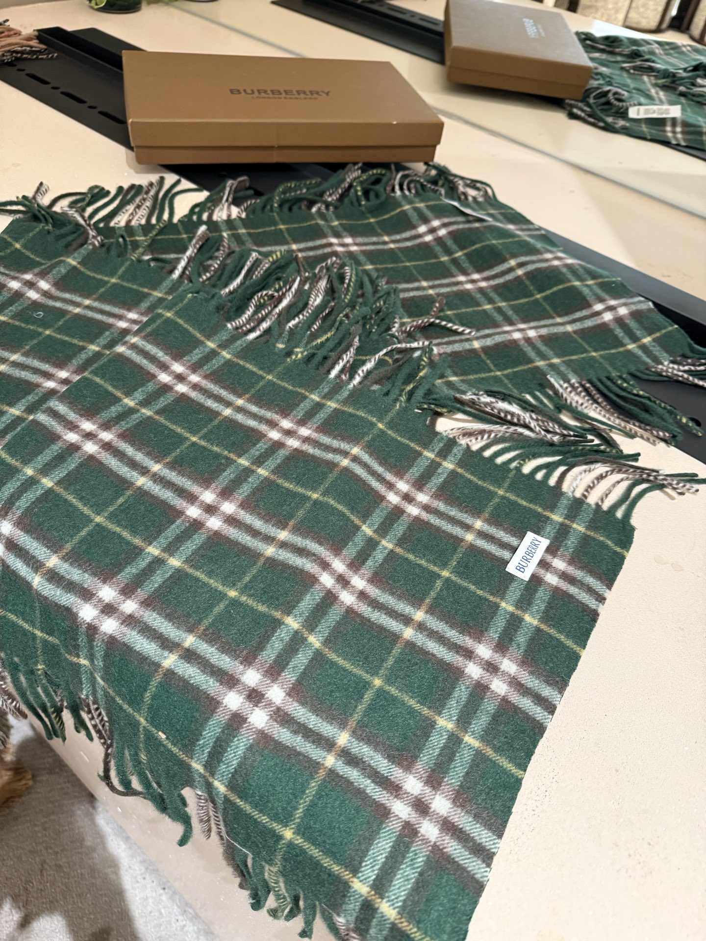 P【B家蜈蚣巾】金靖同款新品到货！顶级羊绒毛，最新款男女通用情侣款👫重磅推荐💥 经典的格子，永不过时🔥非