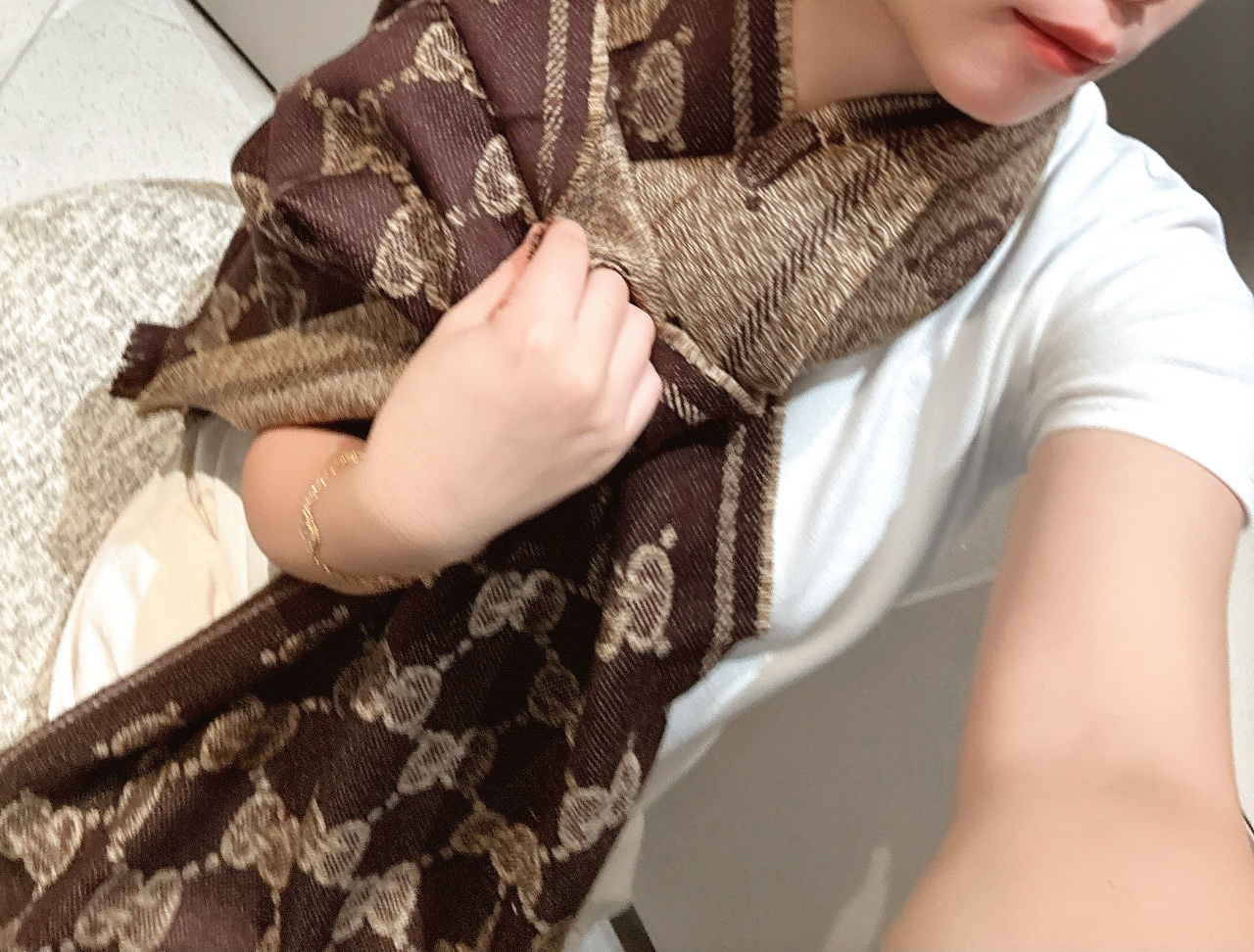 P“围巾买Gucci 冬天不哭泣” 𝑮𝒖𝒄𝒄𝒊 无敌火爆的羊毛提花围巾 正反两面运用不同配色的对比效果 