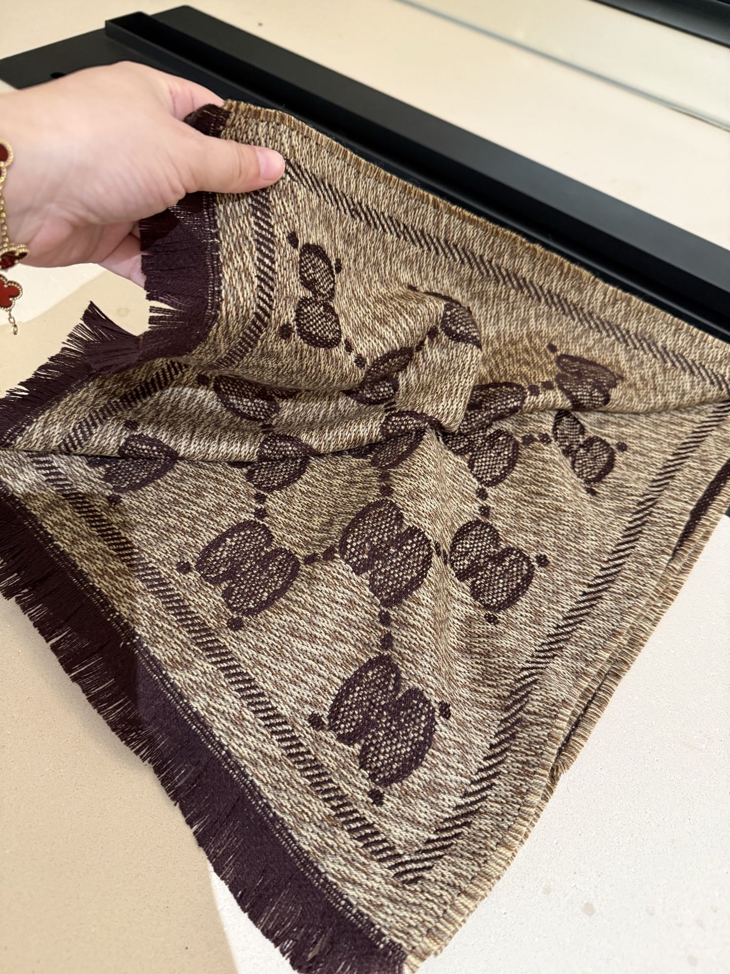 P“围巾买Gucci 冬天不哭泣” 𝑮𝒖𝒄𝒄𝒊 无敌火爆的羊毛提花围巾 正反两面运用不同配色的对比效果 