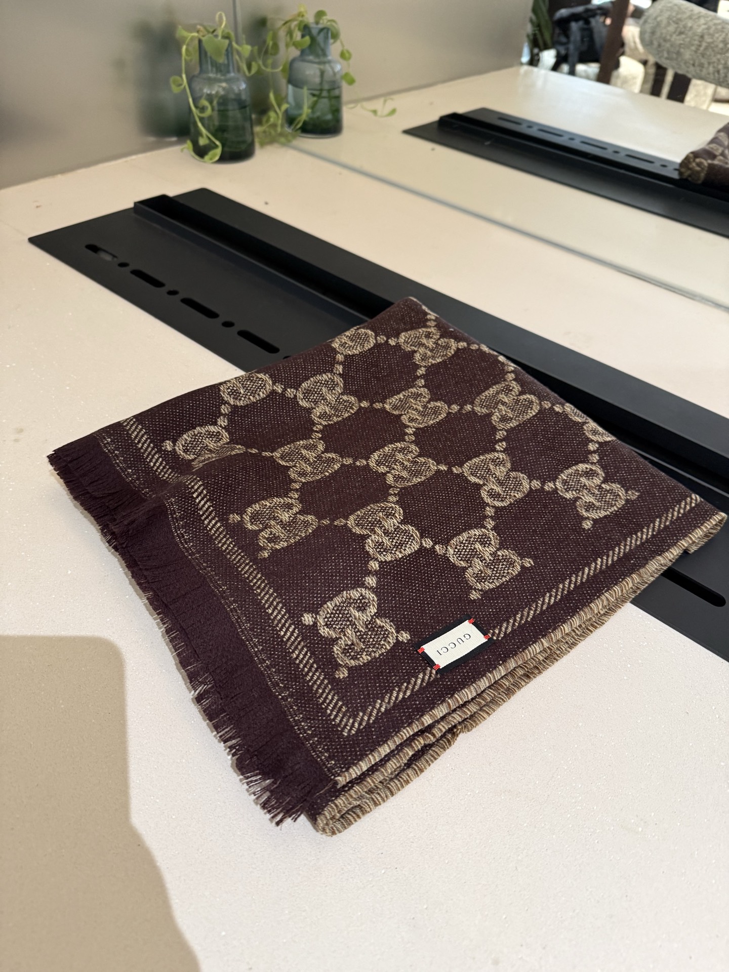 P“围巾买Gucci 冬天不哭泣” 𝑮𝒖𝒄𝒄𝒊 无敌火爆的羊毛提花围巾 正反两面运用不同配色的对比效果 