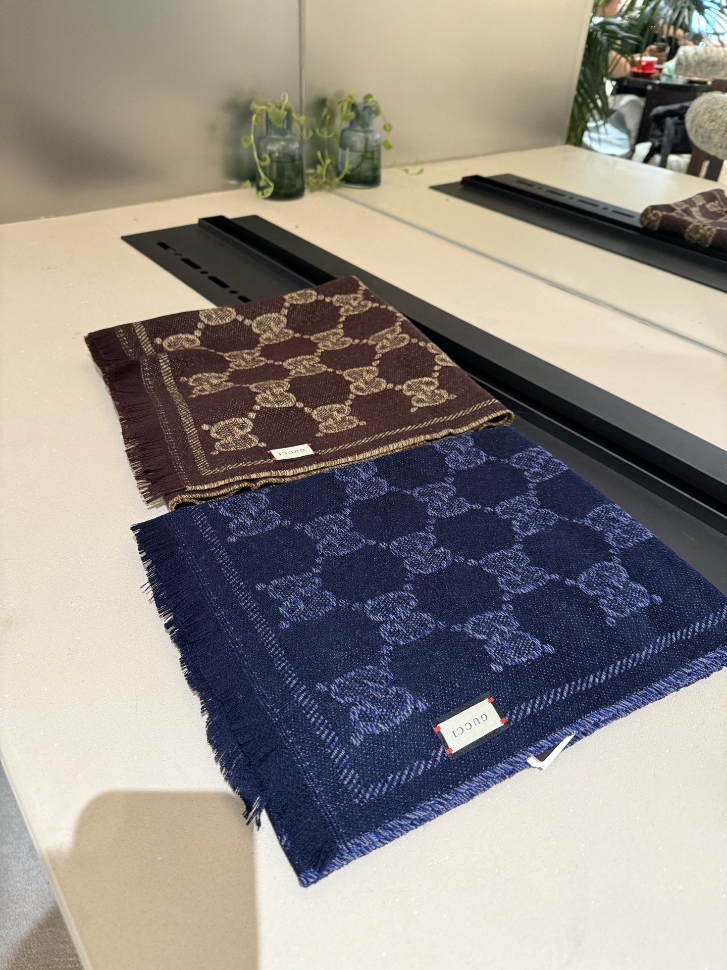 P“围巾买Gucci 冬天不哭泣” 𝑮𝒖𝒄𝒄𝒊 无敌火爆的羊毛提花围巾 正反两面运用不同配色的对比效果 