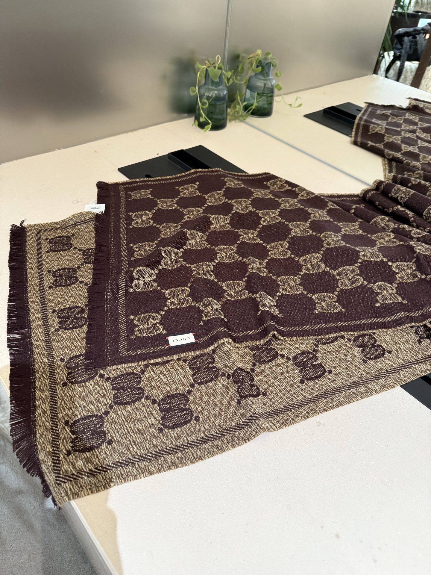 P“围巾买Gucci 冬天不哭泣” 𝑮𝒖𝒄𝒄𝒊 无敌火爆的羊毛提花围巾 正反两面运用不同配色的对比效果 