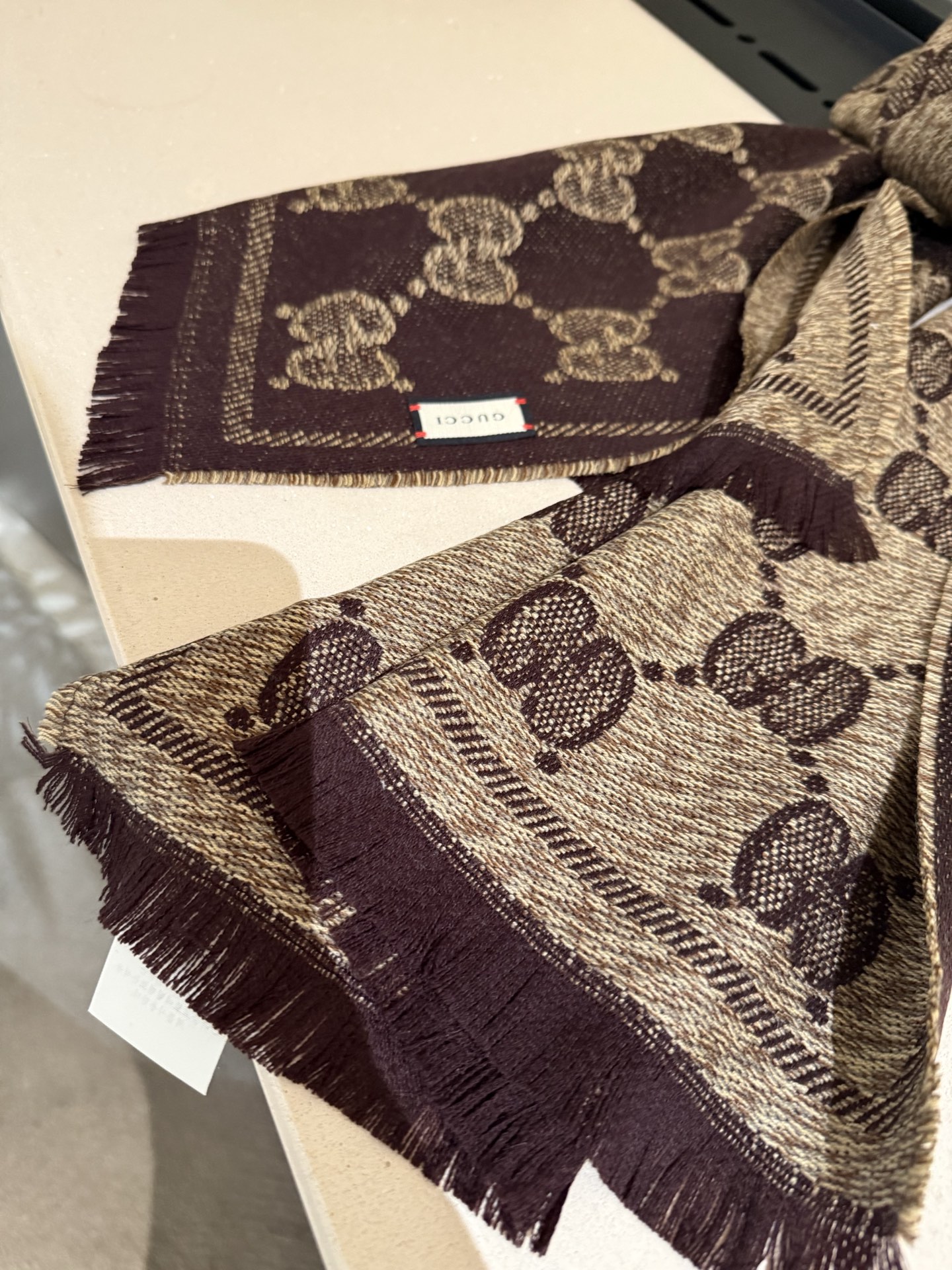 P“围巾买Gucci 冬天不哭泣” 𝑮𝒖𝒄𝒄𝒊 无敌火爆的羊毛提花围巾 正反两面运用不同配色的对比效果 