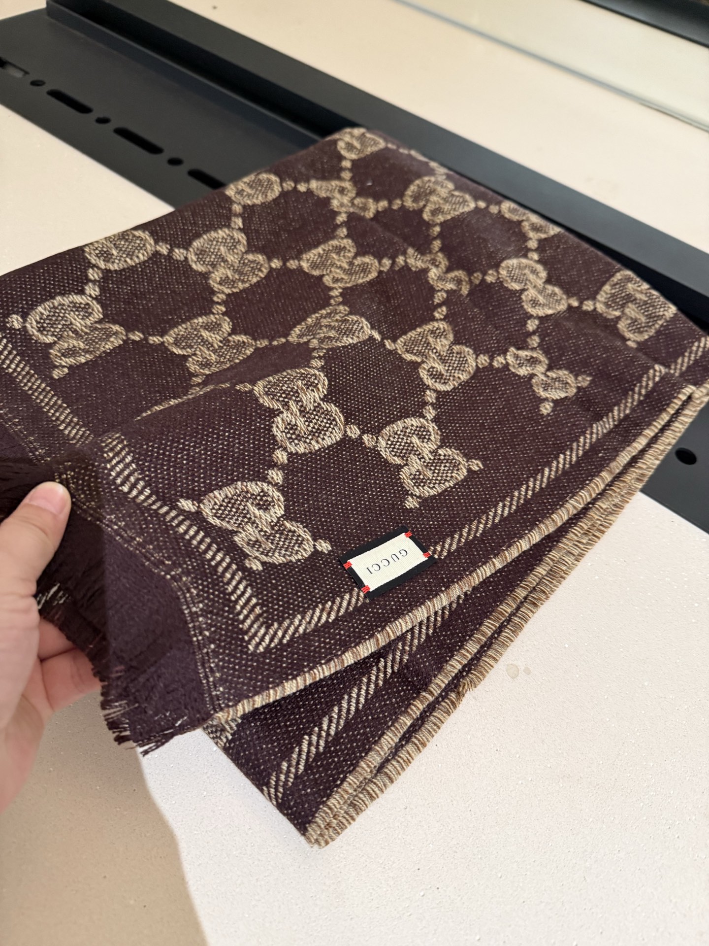 P“围巾买Gucci 冬天不哭泣” 𝑮𝒖𝒄𝒄𝒊 无敌火爆的羊毛提花围巾 正反两面运用不同配色的对比效果 