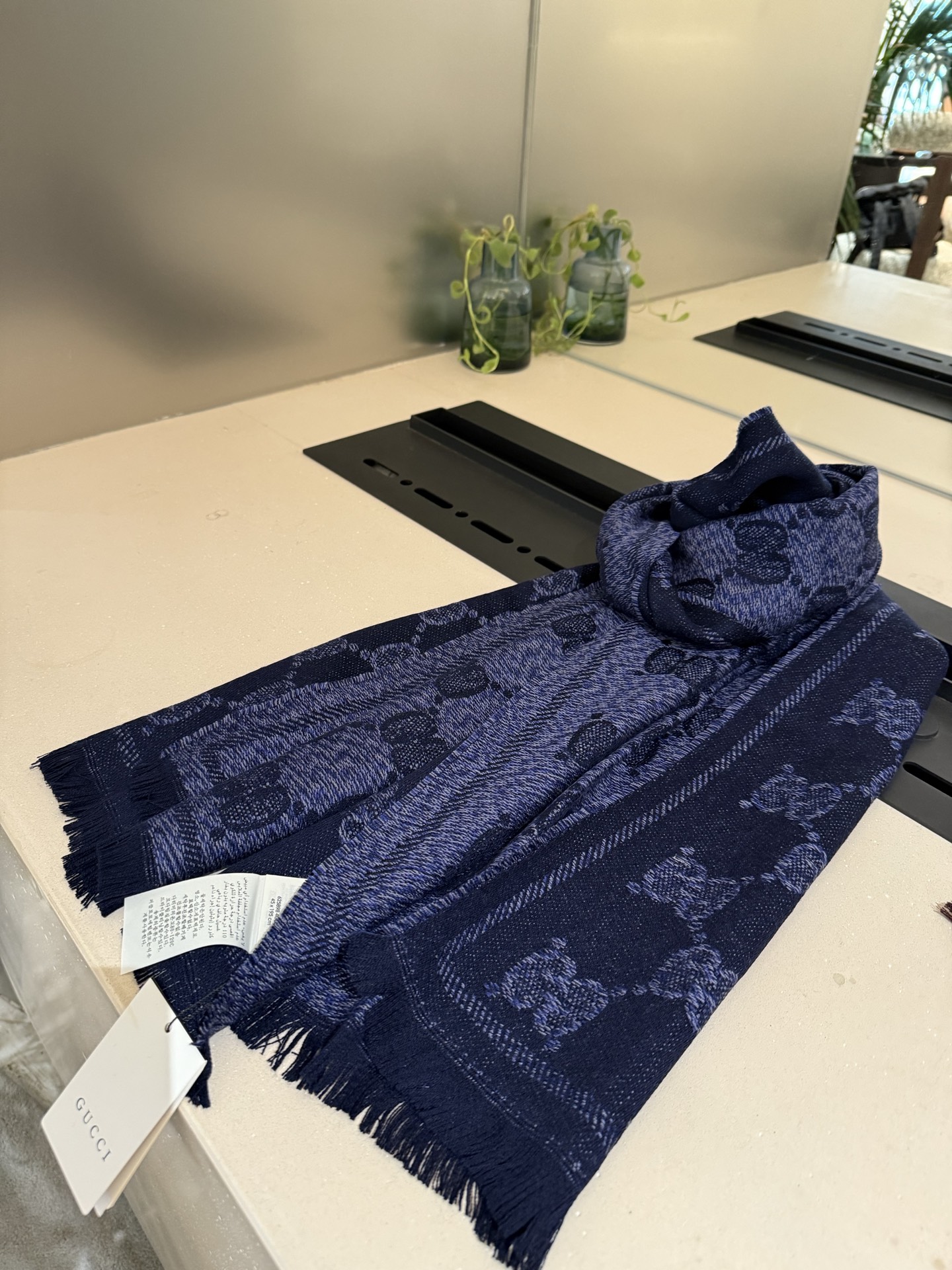 P“围巾买Gucci 冬天不哭泣” 𝑮𝒖𝒄𝒄𝒊 无敌火爆的羊毛提花围巾 正反两面运用不同配色的对比效果 