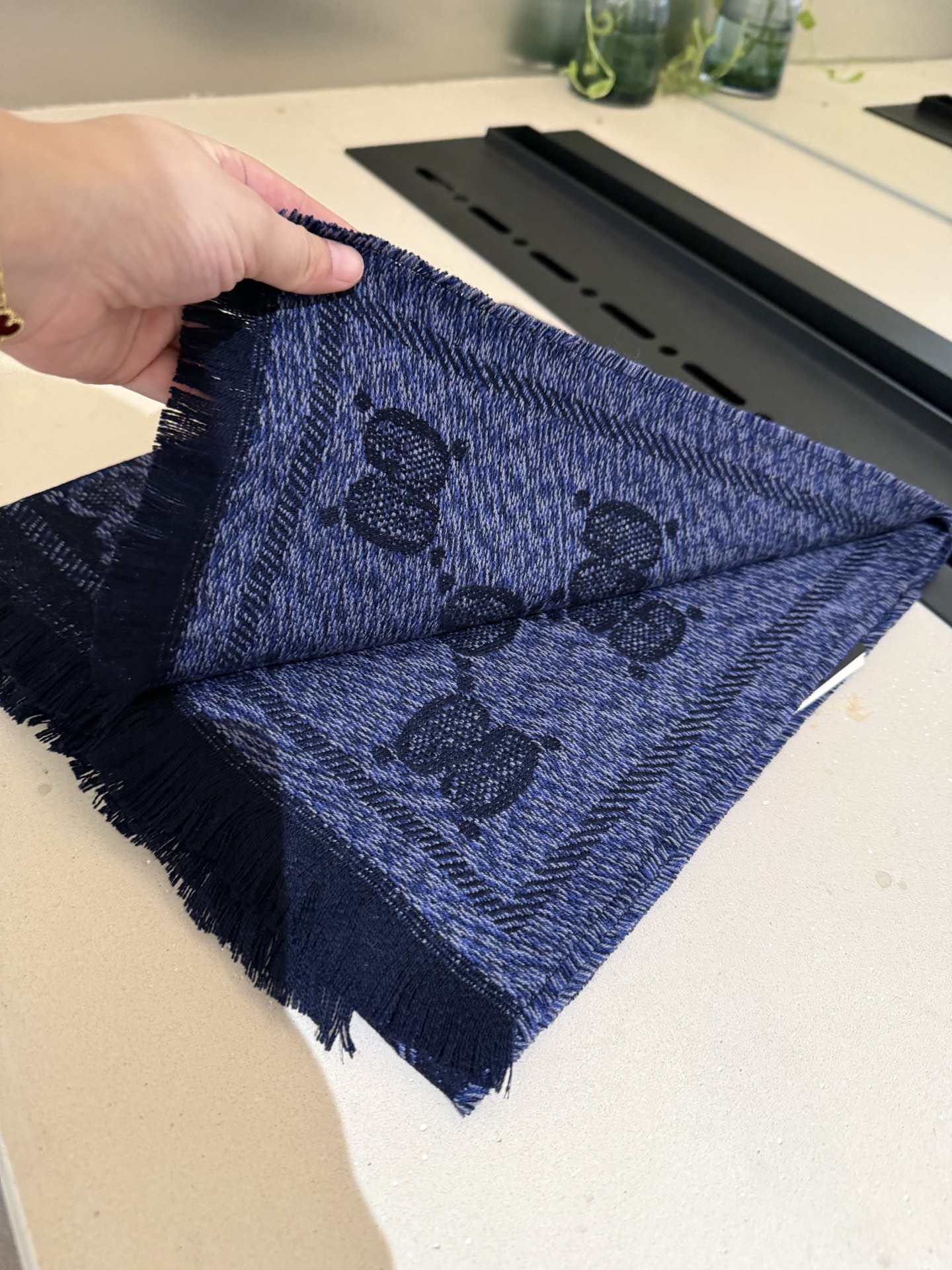 P“围巾买Gucci 冬天不哭泣” 𝑮𝒖𝒄𝒄𝒊 无敌火爆的羊毛提花围巾 正反两面运用不同配色的对比效果 