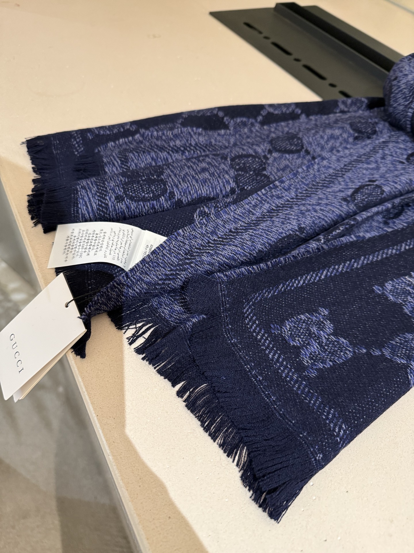 P“围巾买Gucci 冬天不哭泣” 𝑮𝒖𝒄𝒄𝒊 无敌火爆的羊毛提花围巾 正反两面运用不同配色的对比效果 