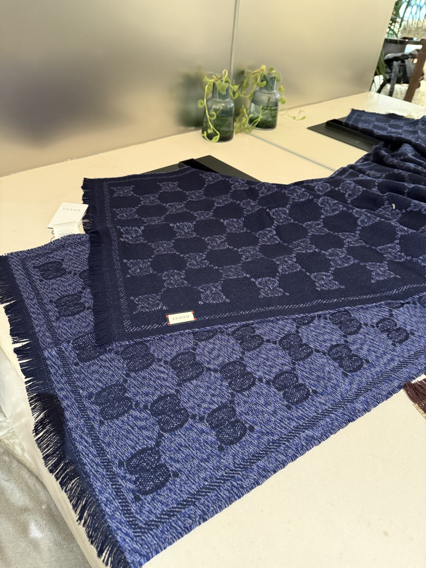 P“围巾买Gucci 冬天不哭泣” 𝑮𝒖𝒄𝒄𝒊 无敌火爆的羊毛提花围巾 正反两面运用不同配色的对比效果 