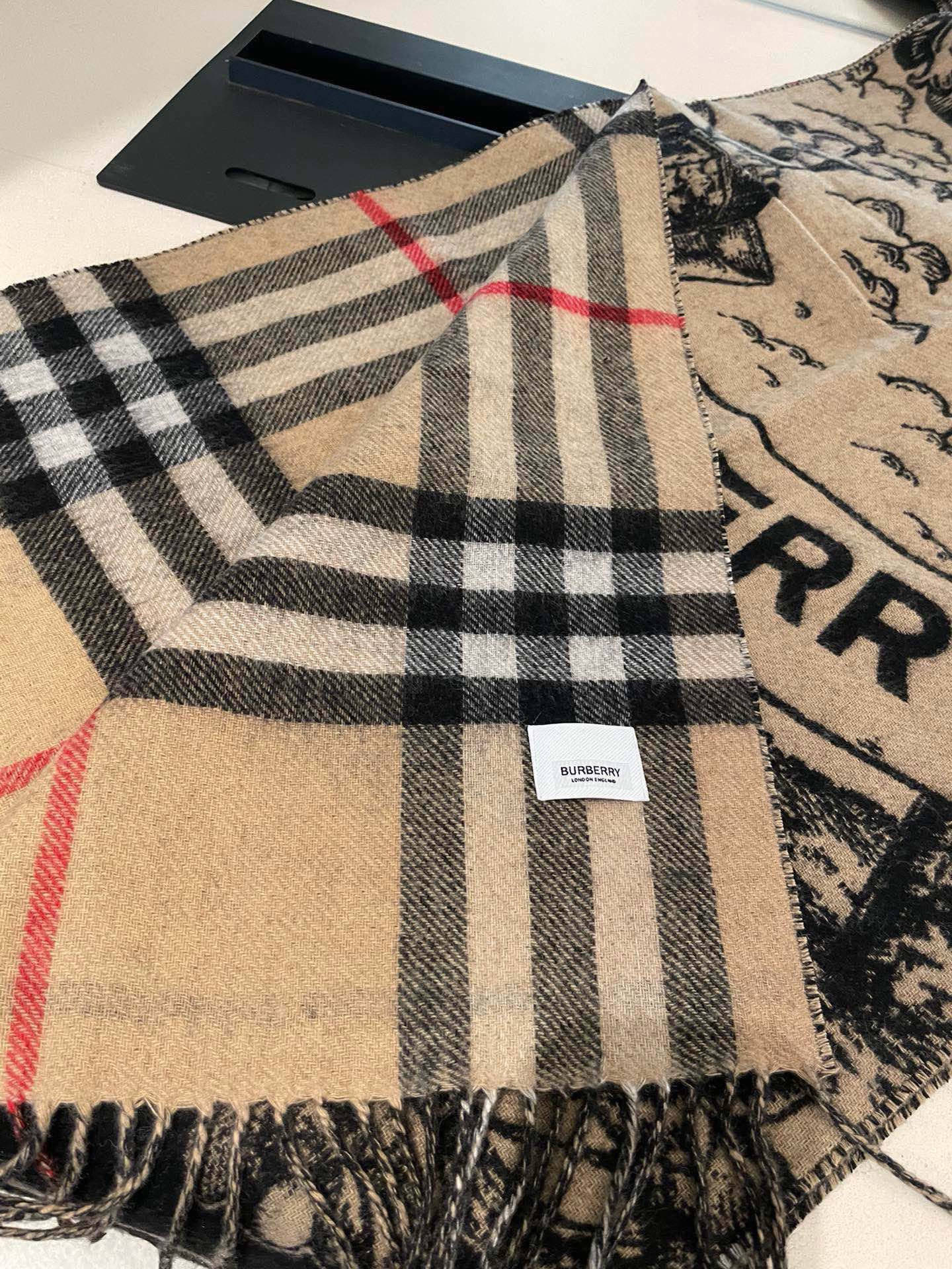 PBurberry 匠心巨作🔥· 经典大格双面提花羊绒围巾👍完全等于2条围巾‼️品牌首席创意总监Ricc