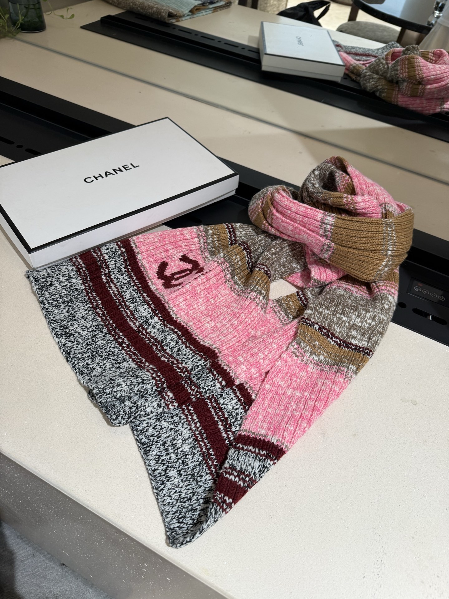 P王炸🔥 CHANEL 25B针织羊绒围巾，经典双C标志，米白配黑边、黑配粉边，深灰配米灰，配色高级又时