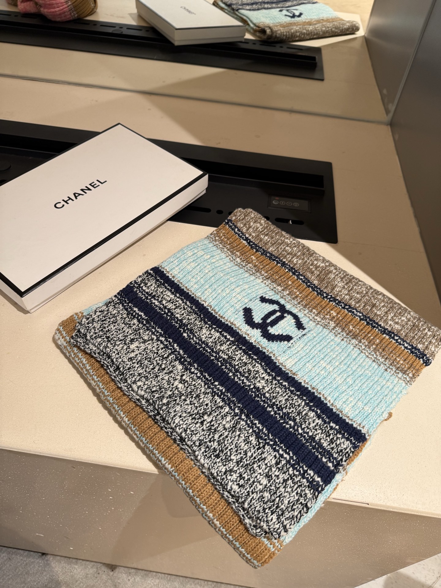 P王炸🔥 CHANEL 25B针织羊绒围巾，经典双C标志，米白配黑边、黑配粉边，深灰配米灰，配色高级又时