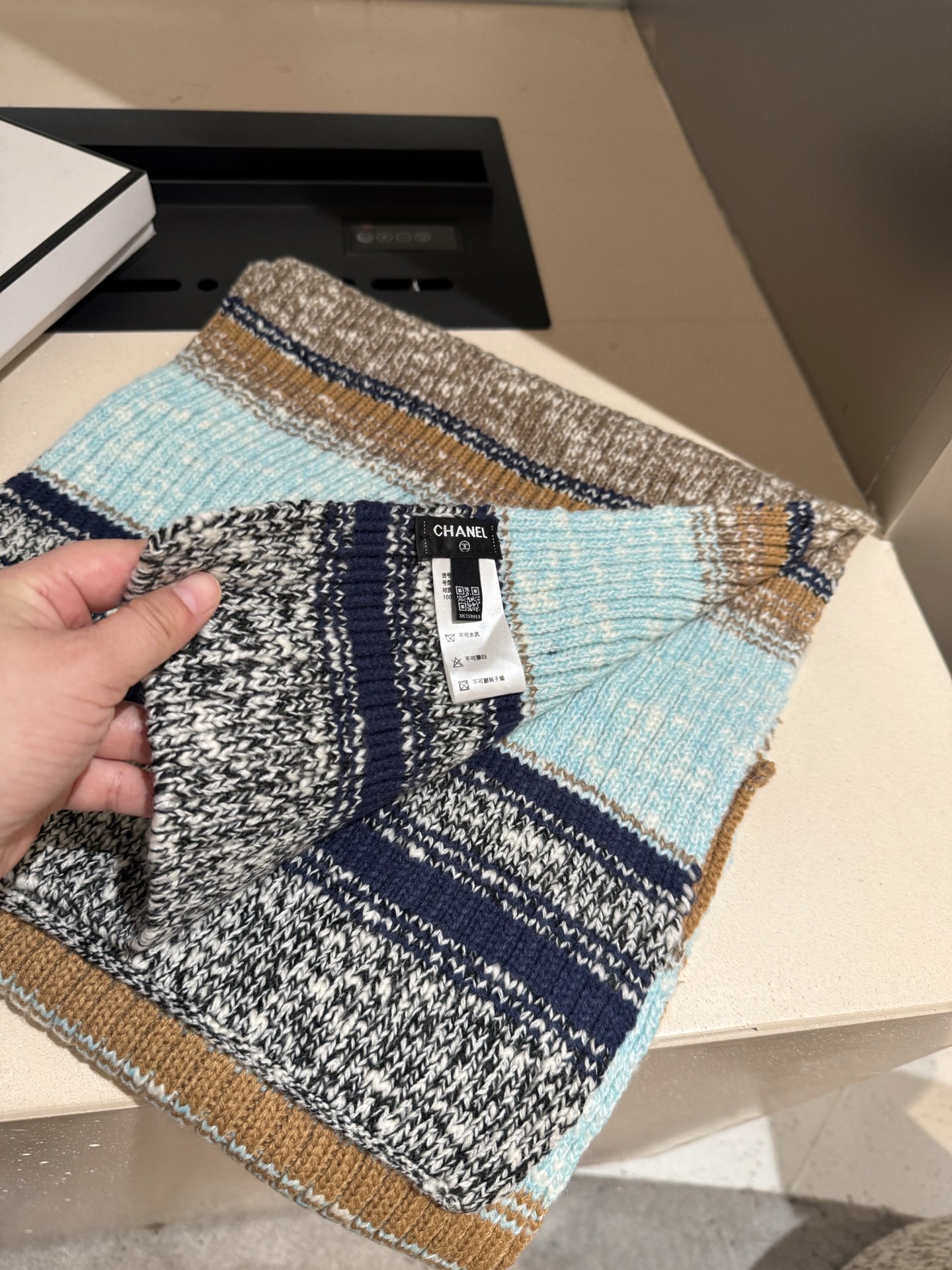 P王炸🔥 CHANEL 25B针织羊绒围巾，经典双C标志，米白配黑边、黑配粉边，深灰配米灰，配色高级又时