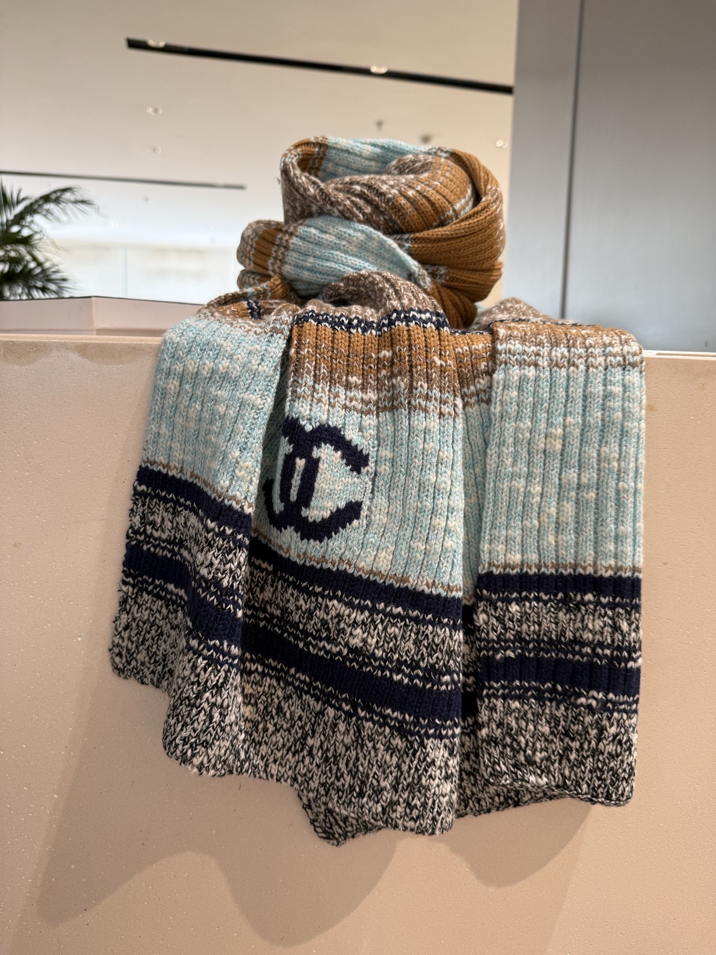 P王炸🔥 CHANEL 25B针织羊绒围巾，经典双C标志，米白配黑边、黑配粉边，深灰配米灰，配色高级又时