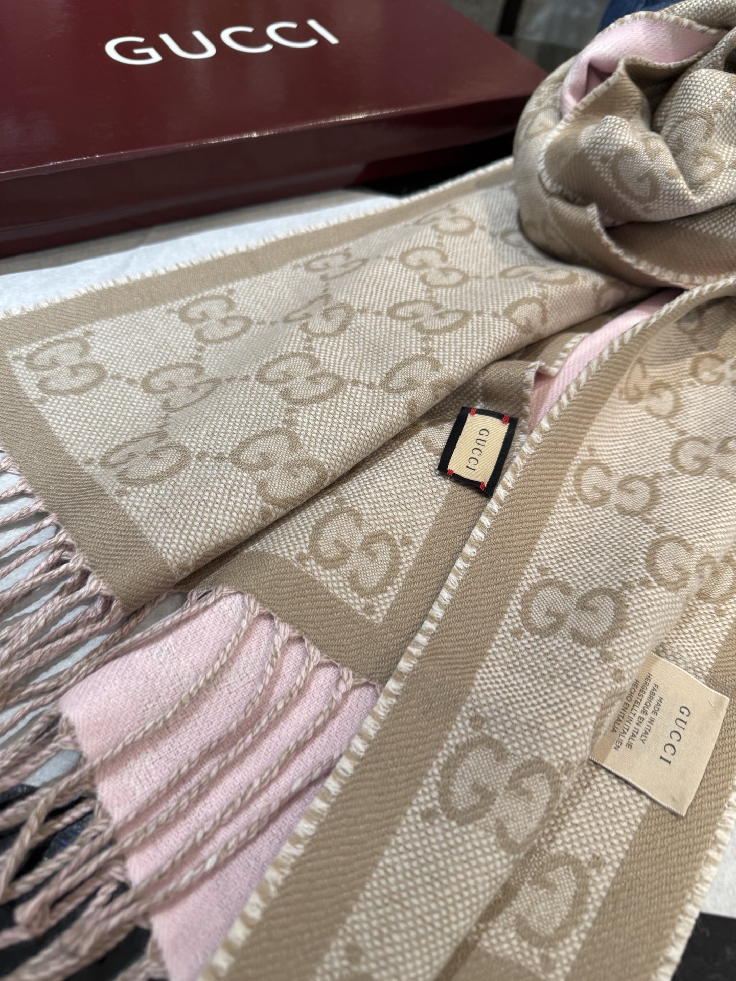 P牛❗️稳稳的“高段位”！时髦过冬！！Gucci秋冬新款提花双面围巾！高端奢华，非常重工的双面老花设计，