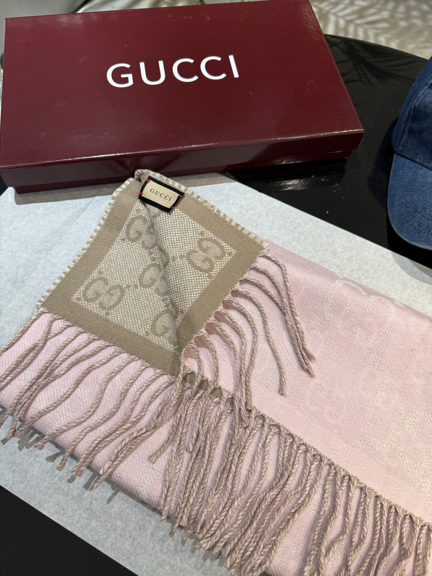 P牛❗️稳稳的“高段位”！时髦过冬！！Gucci秋冬新款提花双面围巾！高端奢华，非常重工的双面老花设计，