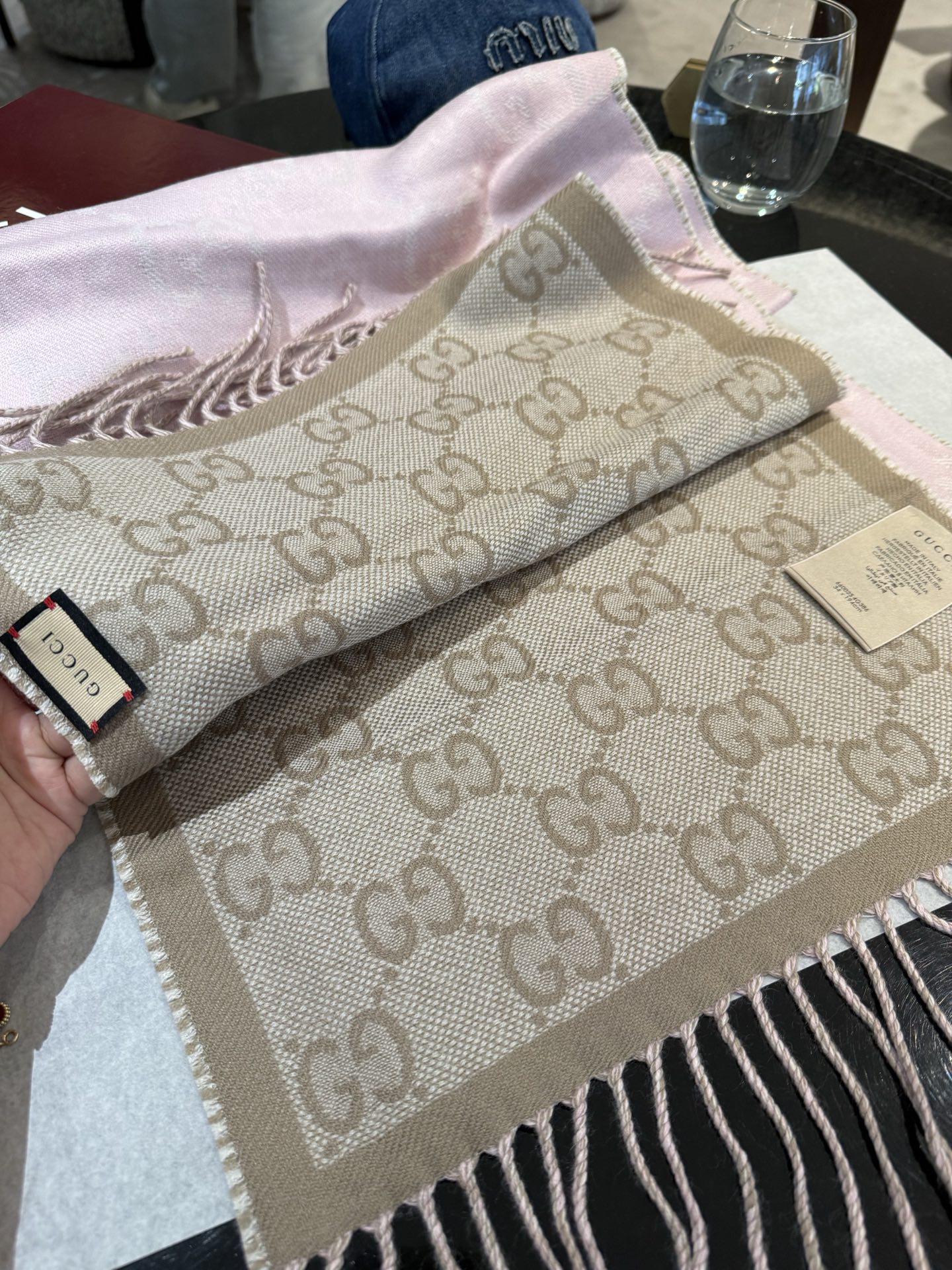 P牛❗️稳稳的“高段位”！时髦过冬！！Gucci秋冬新款提花双面围巾！高端奢华，非常重工的双面老花设计，