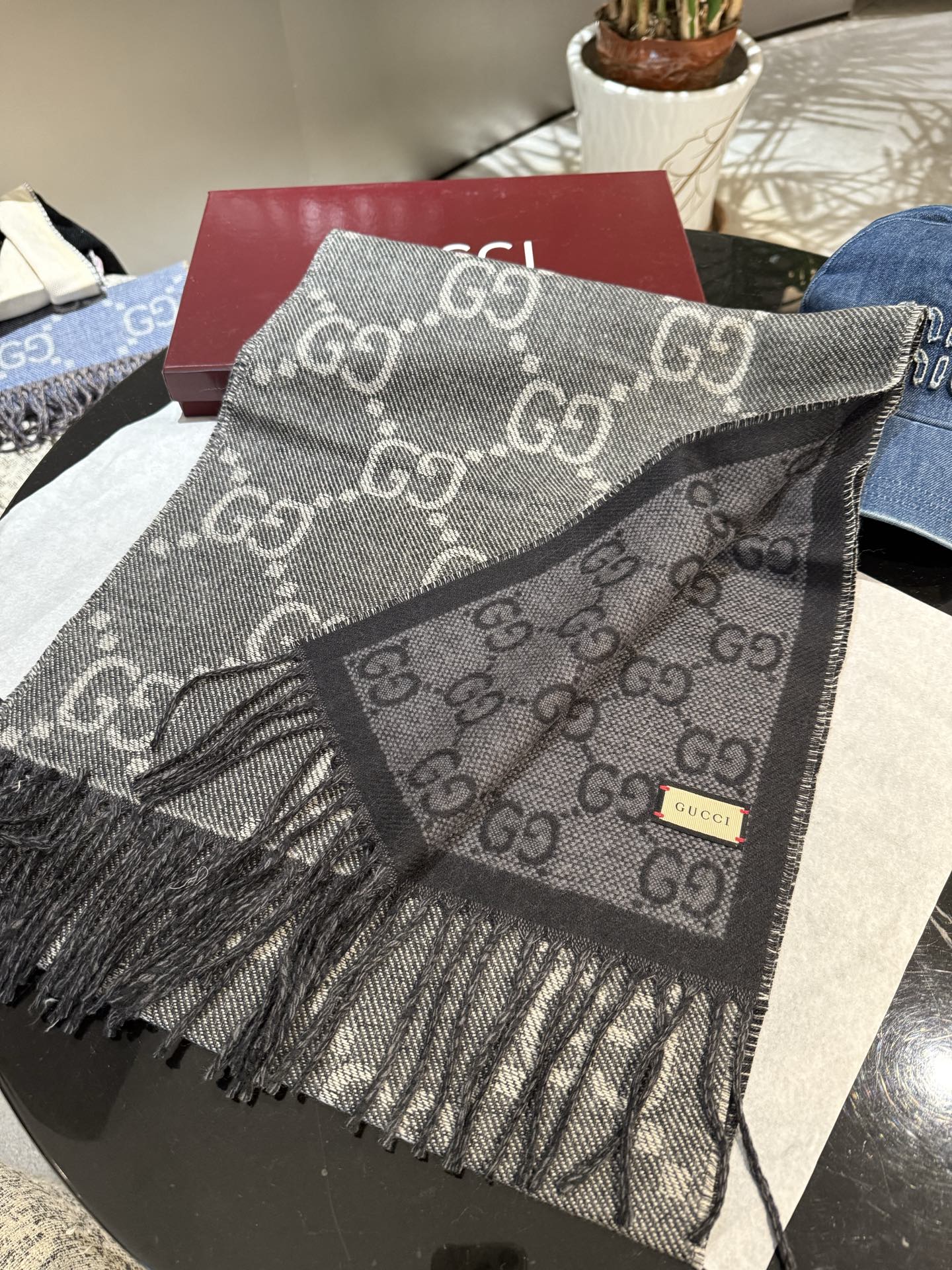 P牛❗️稳稳的“高段位”！时髦过冬！！Gucci秋冬新款提花双面围巾！高端奢华，非常重工的双面老花设计，