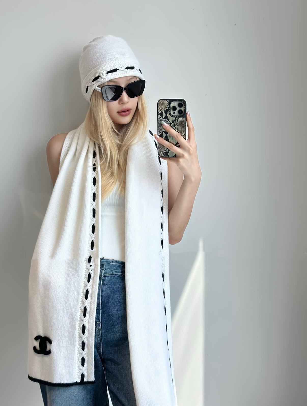 P【香家2025臻品】全新上市，甄选顶级羊绒面料，触感细腻如云。重工匠心独运，以精湛手工针织工艺，融入典