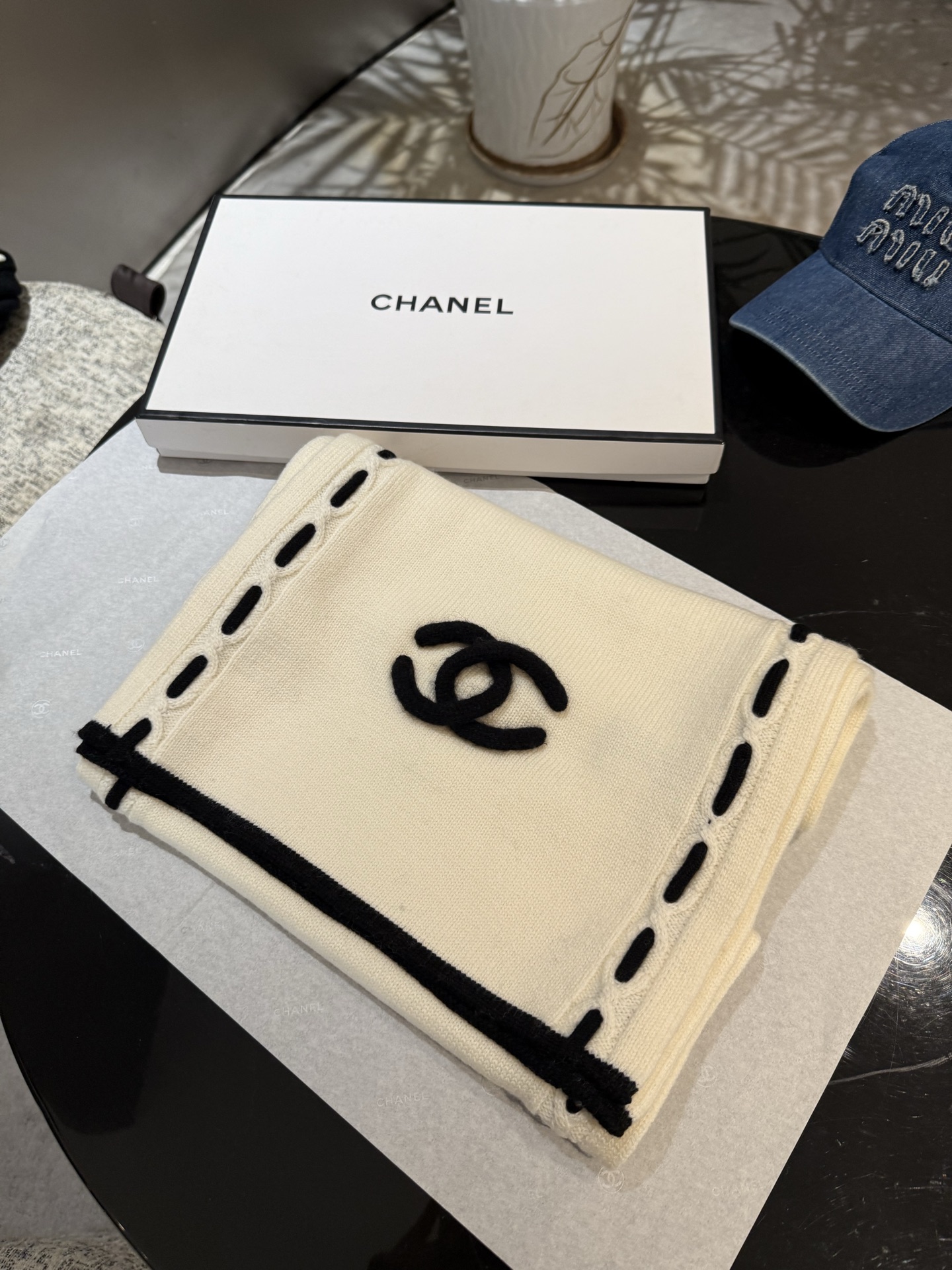 P【香家2025臻品】全新上市，甄选顶级羊绒面料，触感细腻如云。重工匠心独运，以精湛手工针织工艺，融入典