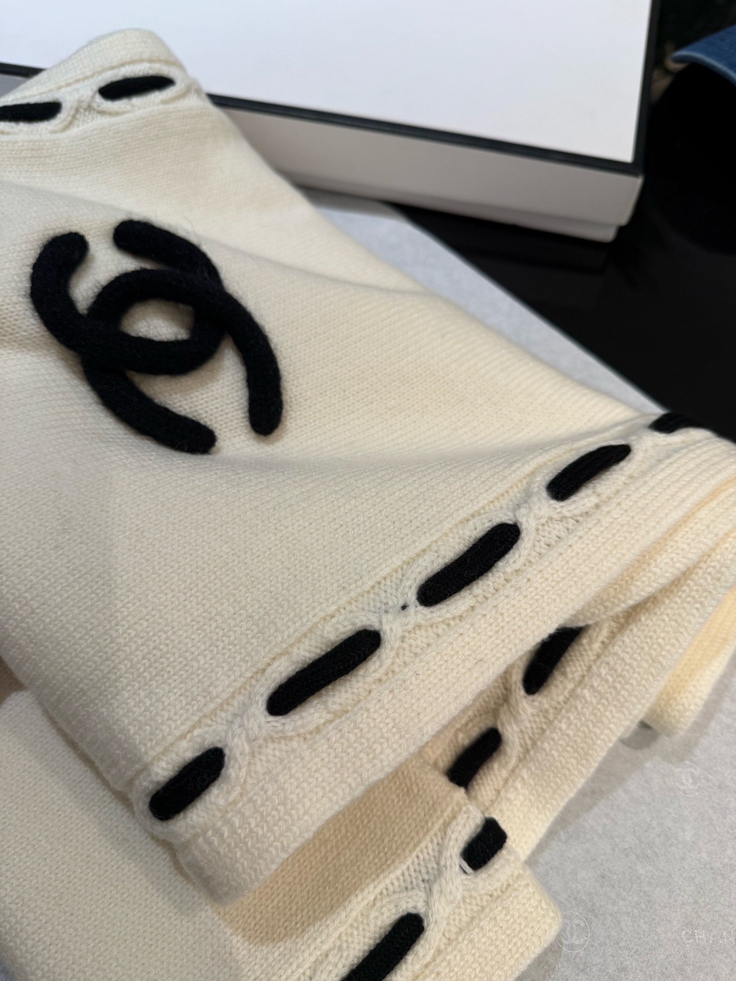 P【香家2025臻品】全新上市，甄选顶级羊绒面料，触感细腻如云。重工匠心独运，以精湛手工针织工艺，融入典