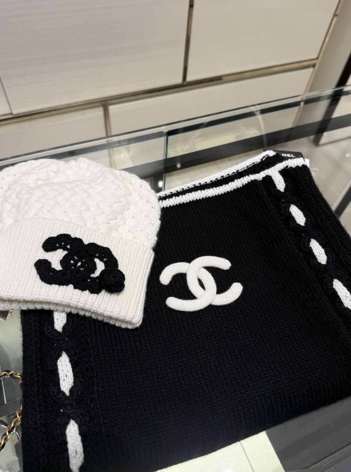 P【香家2025臻品】全新上市，甄选顶级羊绒面料，触感细腻如云。重工匠心独运，以精湛手工针织工艺，融入典