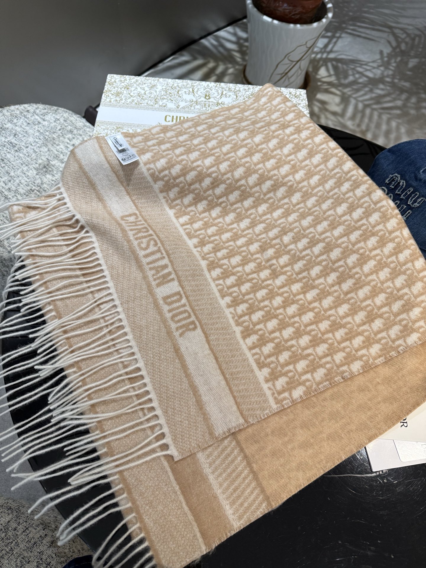 高版本P新色♥️畅销款Dior最新款 · 这款 Oblique 印花围巾重新诠释 Dior 经典标识，彰