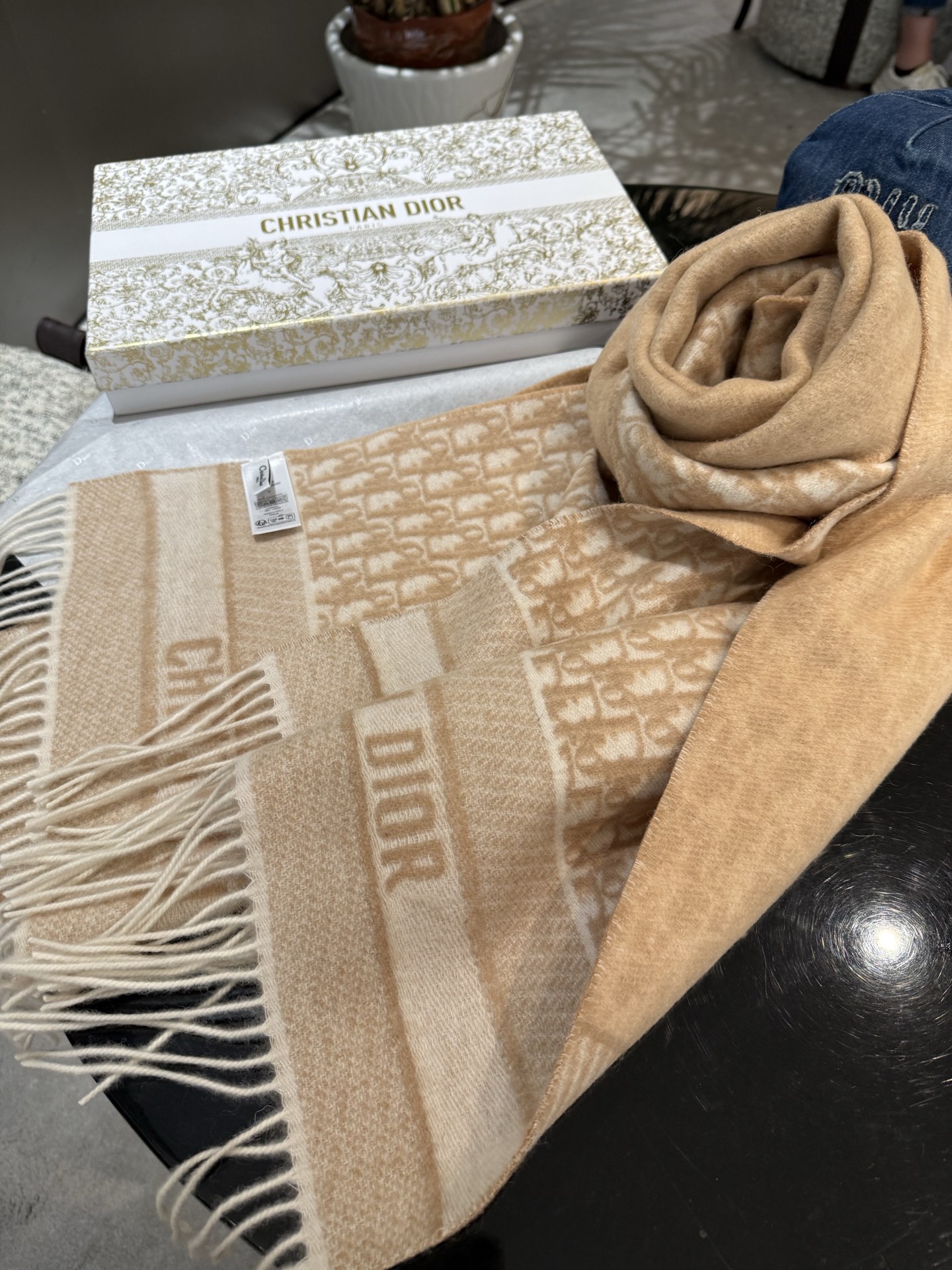 高版本P新色♥️畅销款Dior最新款 · 这款 Oblique 印花围巾重新诠释 Dior 经典标识，彰