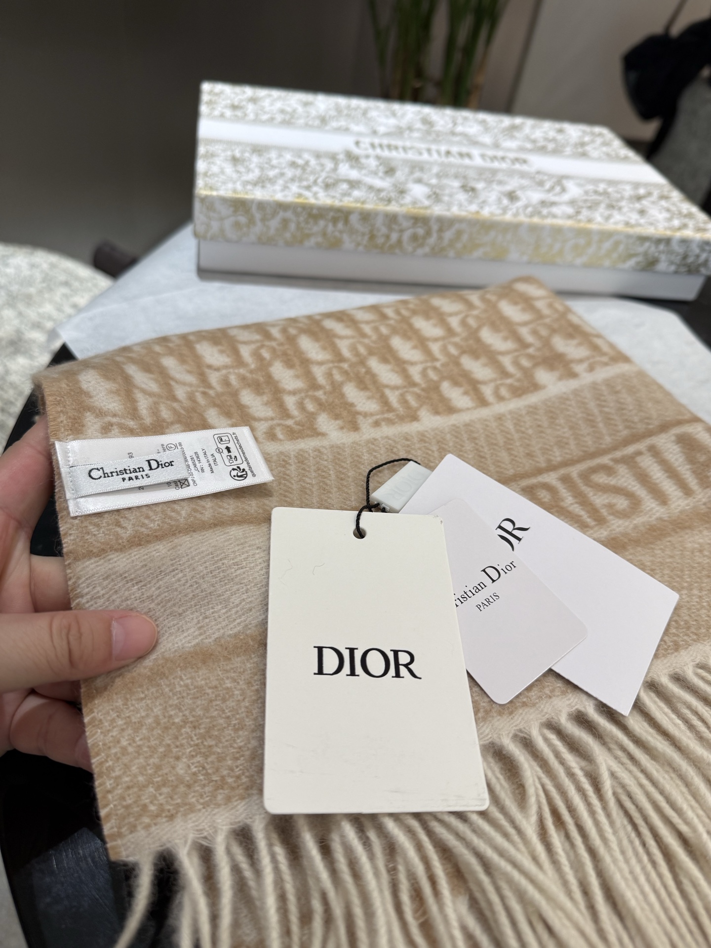 高版本P新色♥️畅销款Dior最新款 · 这款 Oblique 印花围巾重新诠释 Dior 经典标识，彰