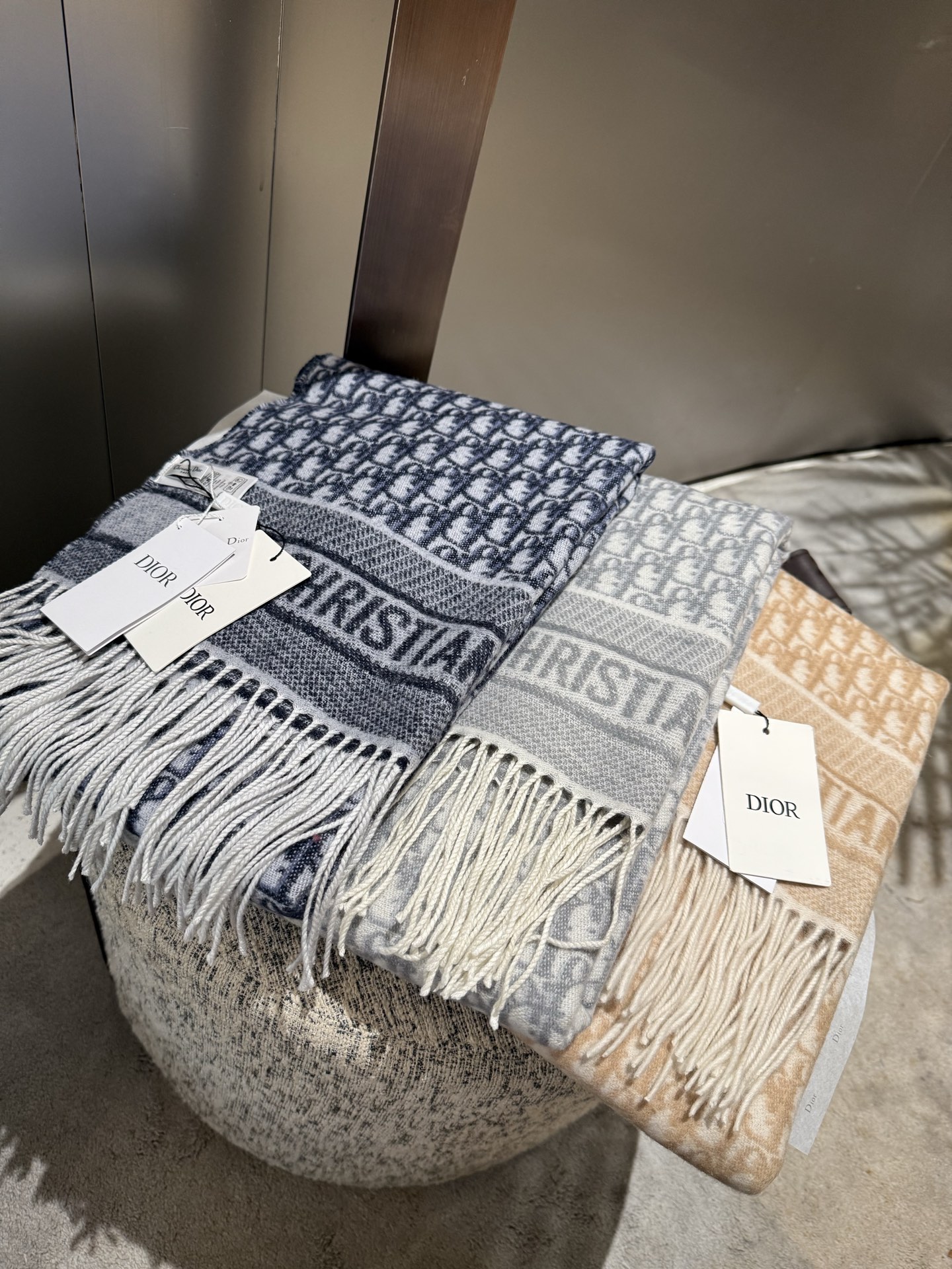 高版本P新色♥️畅销款Dior最新款 · 这款 Oblique 印花围巾重新诠释 Dior 经典标识，彰