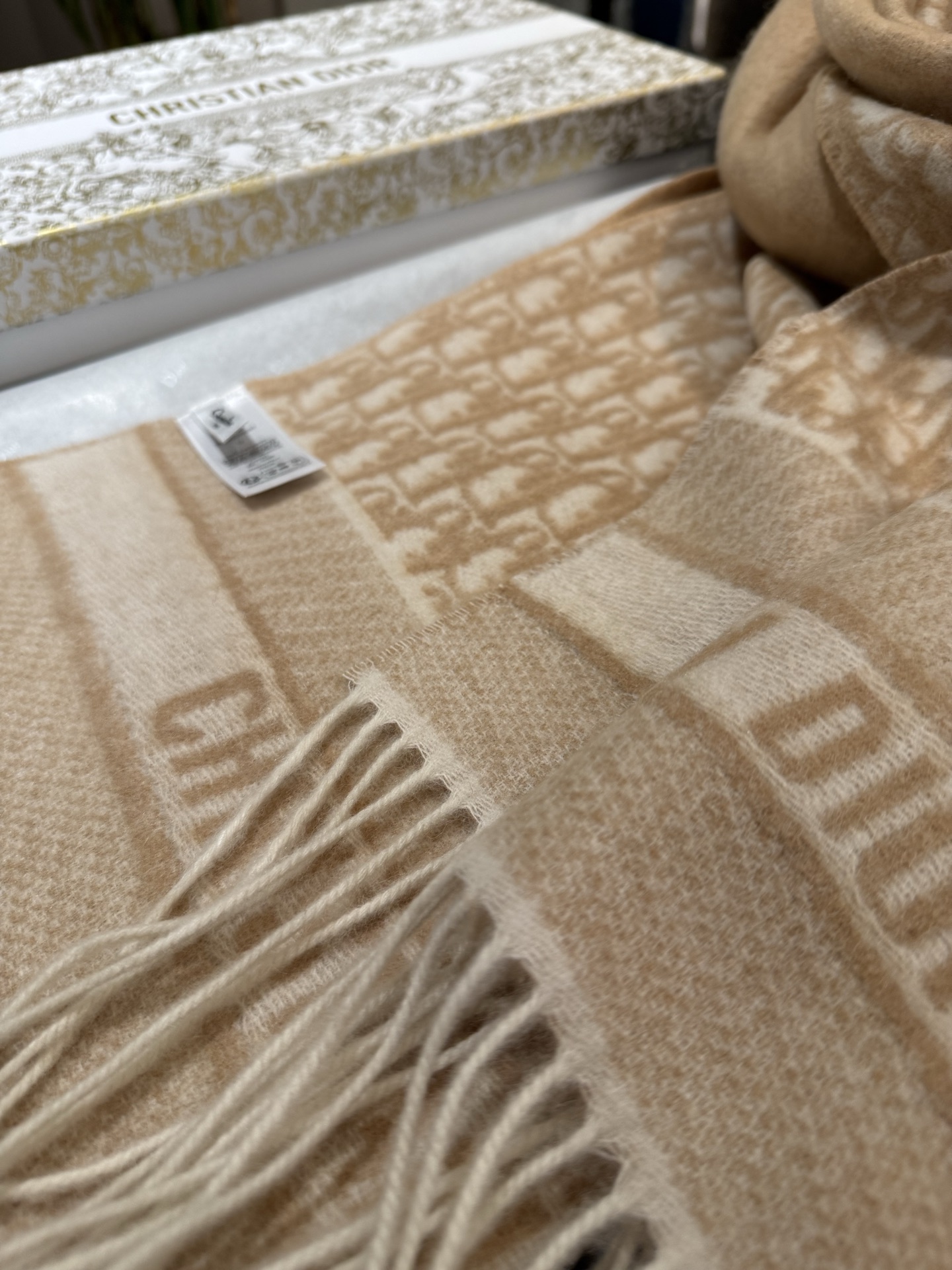 高版本P新色♥️畅销款Dior最新款 · 这款 Oblique 印花围巾重新诠释 Dior 经典标识，彰