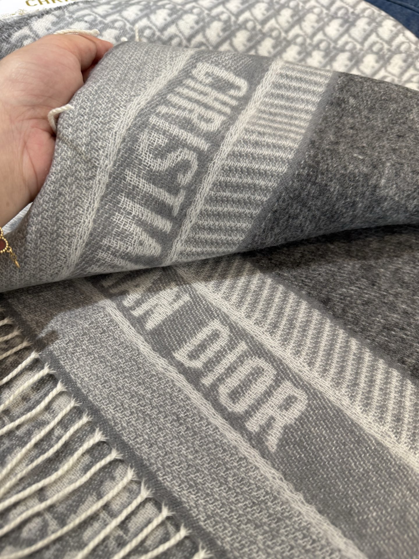 高版本P新色♥️畅销款Dior最新款 · 这款 Oblique 印花围巾重新诠释 Dior 经典标识，彰